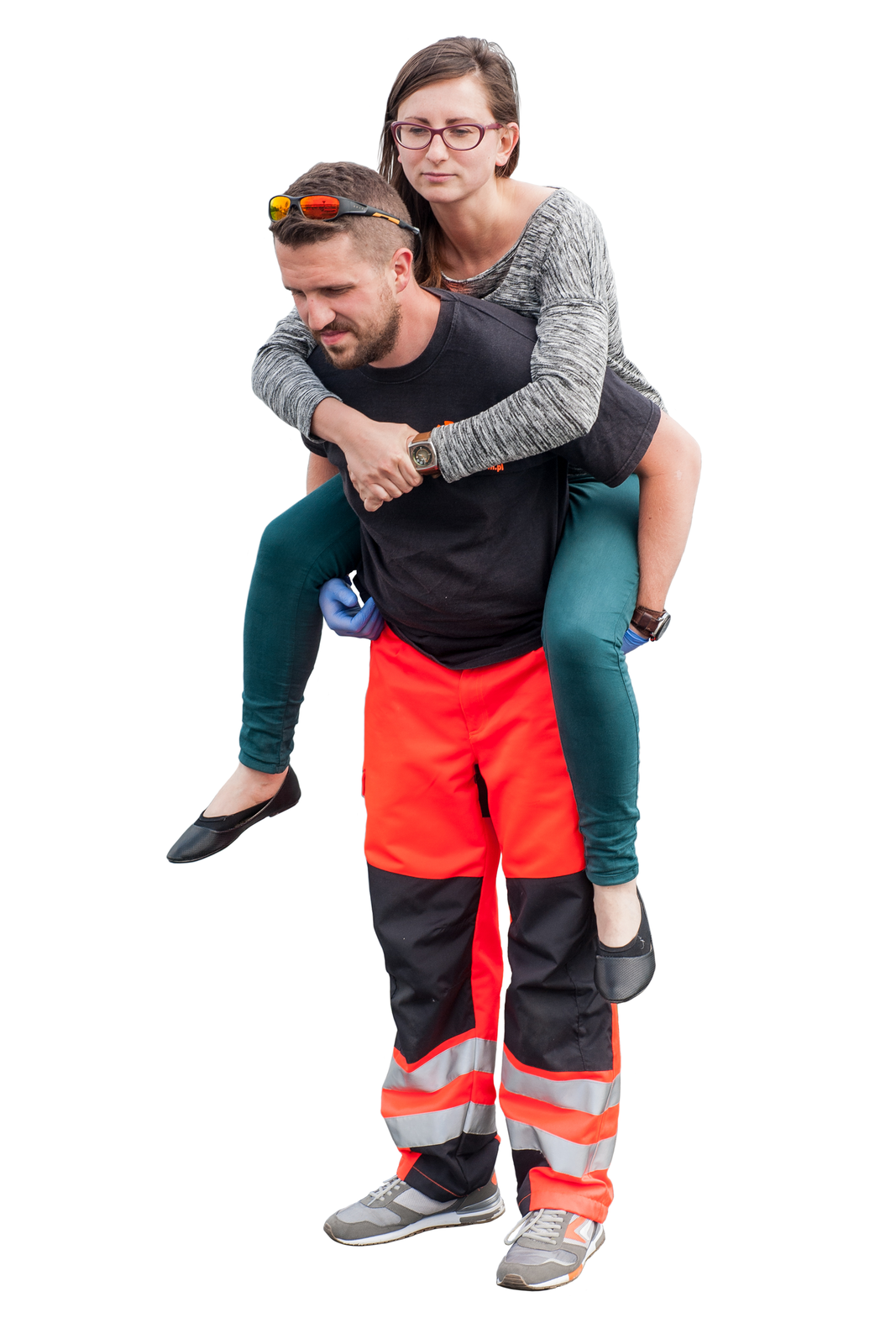 Na ilustracji numer trzy ratownik ubrany w pomarańczowo czarne spodnie z paskami odblaskowymi poniżej kolan niesie poszkodowaną kobietę na plecach. Kobieta siedzi okrakiem, trzymając ratownika rękami za ramiona i klatkę piersiową. Ratownik podtrzymuje ją za uda. Jest to sposób na barana.