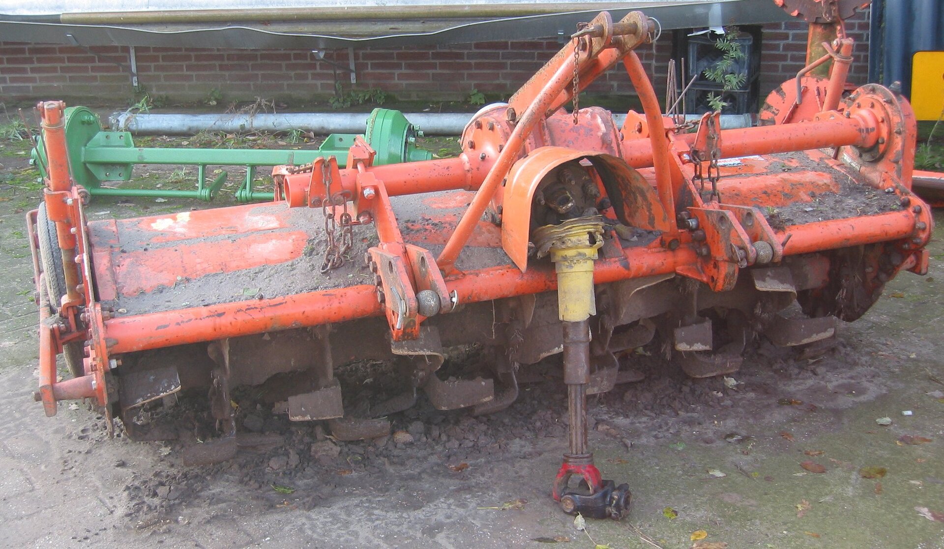 Zdjęcie przedstawia pług. Uprawę płużną zastępuje się innymi metodami, np. uprawą z użyciem glebogryzarki (na zdjęciu). Zastępuje ona pracę pługa, brony i kultywatora, jednak jej praca niszczy strukturę gruzełkowatą gleby, zwłaszcza ciężkiej. Sprzęt ten ma największe znaczenie w wiosennej uprawie roli.