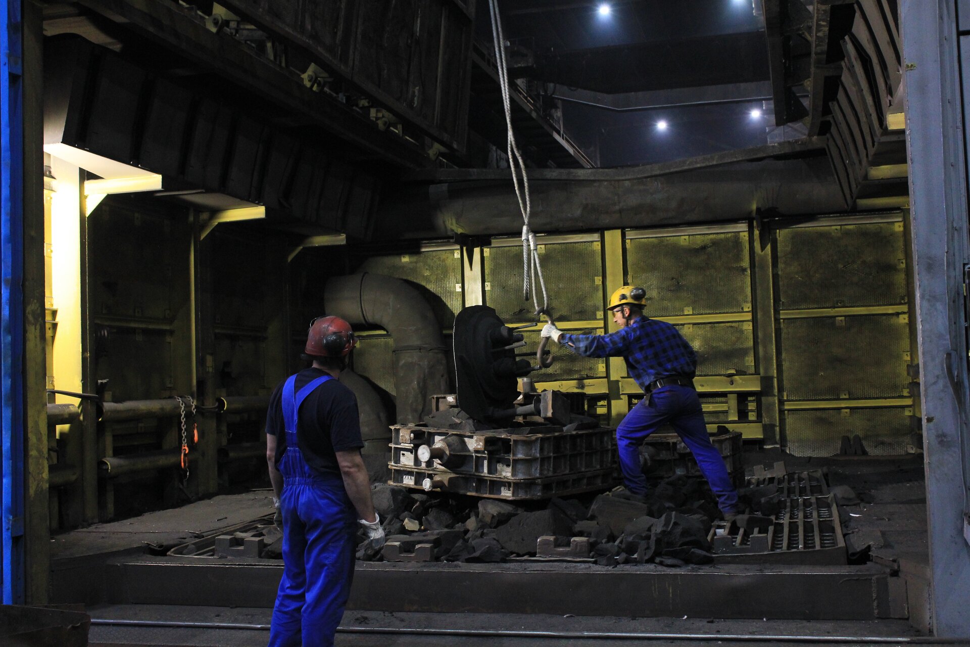 Wybijanie odlewu i obsługa krat wstrząsowych