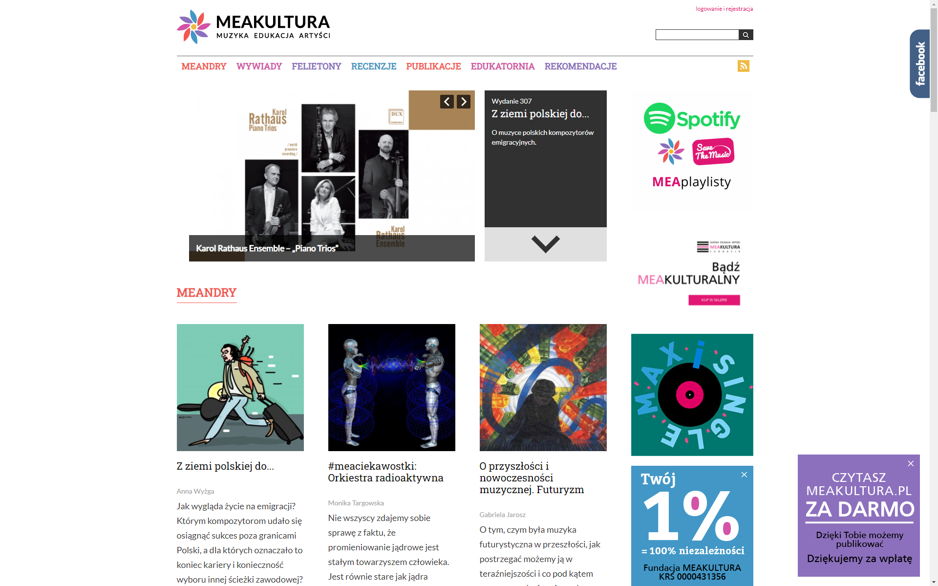 Ilustracja przedstawia internetową stronę główną czasopisma meakultura. Strona składa się z wielu elementów. Po lewej stronie nagłówka znajduje się logo w kształcę kolorowego, dziecięcego wiatraka oraz napisu dwuwierszowego „MEAKULTURA MUZYKA EDUKACJA ARTYŚCI”. W prawej części widoczna jest wyszukiwarka oraz pole logowania i rejestracji. Poniżej nagłówka znajduje się kolorowe menu z możliwością przejścia do tematów to jest MEANDRY, WYWIADY, FELIETONY, RECENZJE, PUBLIKACJE, EDUKATORNIA oraz REKOMENDACE.  W centralnej części strony znajduje się okno z głównym tematem, fotografią w kolorach szarości i brązu oraz strzałkami do zmiany artykułu. Tematem artykułu jest „Karol Rathaus Ensemble – „Piano Trios” ze zdjęciem przedstawiającym trzech mężczyzn w garniturach trzymających skrzypce, flet i kontrabas oraz między nimi kobietę w białym stroju opartą o czarny fortepian. Po prawej znajduje się kolejne okno z czarnym tłem oraz białymi napisami „Wydanie 307 Z ziemi polskiej do… O muzyce polskich kompozytorów emigracyjnych” oraz czarną strzałką skierowaną w dół na szarym tle. Ostatnie okno w centralnej części zawiera zielone logo Spotify, logo meakultura, biały napis „Save The Music” na prostokątnym, różowym tle, a poniżej napis różowo‑czarny MEAplaylisty. Dolna część strony zaczyna się od podkreślonego, czerwonego napisu MEANDRY oraz czterech kolumn, w których znajdują się trzy artykuły, a w ostatniej dwa kwadratowe loga reklamowe. W pierwszym artykule pod tytułem „Z ziemi polskiej do…” Anny Wyżga znajduje się ilustracja idącego mężczyzny szarą drogą na turkusowym tle. Mężczyzna o czarnych włosach ubrany jest w białą koszule z szarym krawatem, szarą kurtkę, niebieskie spodnie i brązowe trzewiki. W prawej ręce trzyma czarny futerał od gitary, a w lewej czarną walizkę ciągnąc ją ze sobą. Na plecach ma założony czerwony plecak z wystającymi instrumentami muzycznymi. Drugi artykuł pod tytułem „#meaciekawostki: Orkiestra radioaktywna” Moniki Targowskiej został zilustrowany jako dwa srebrne roboty o dwóch przeciwnych płciach. Stoją one naprzeciwko siebie z twarzami skierowanymi ku sobie, posiadają niebieskie uszy i rozłożone ręce na boki. Ich klatki połączone są za pomocą trzykolorowej fali, która pośrodku tworzy kształt serca. Wokół nich wytwarzają się niebieskie okręgi o strukturze siatki. Całość znajduje się na czarnym tle. Ostatni artykuł Gabrieli Jarosz pod tytułem „O przyszłości i nowoczesności muzycznej. Futuryzm” ukazuje czarną postać grającą na fortepianie. Za nią znajduje się niebieska wstęga unosząca się w powietrzu oraz rozmazane kolorowe twarze. W tle widać jasnoniebieskie kręgi. Pierwszym logiem jest niebieski napis „Maxisingle” dookoła czarnej płyty winylowej , która ukazana jest na turkusowym tle z różowymi kropkami.  Drugim logiem jest reklama fundacji.  Na logo znajduje się duży biały napis, gdzie % w opisie jest biało‑różowy. Treść jego to „Twój 1% = 100% niezależności” oraz pod spodem czarny napis „Fundacja MEAKULTURA KRS 0000431356”. W prawym marginesie u góry znajduje się biało‑niebieskie logo facebooka. Natomiast w dolnej części reklama o fioletowym tle, białym napisie „CZYTASZ MEAKULTURA.PL ZA DARMO” oraz czarny napis „Dzięki Tobie możemy publikować Dziękujemy za wpłatę” napisy te oddziela biała linia. 