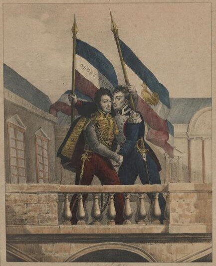 Ilustracja przedstawia dwóch mężczyzn stojących na balkonie budynku. Przytulają się. Mężczyźni trzymają w rękach flagi francuskie. Mężczyźni ubrani są w mundury napoleońskie, przy pasie mają szpady.