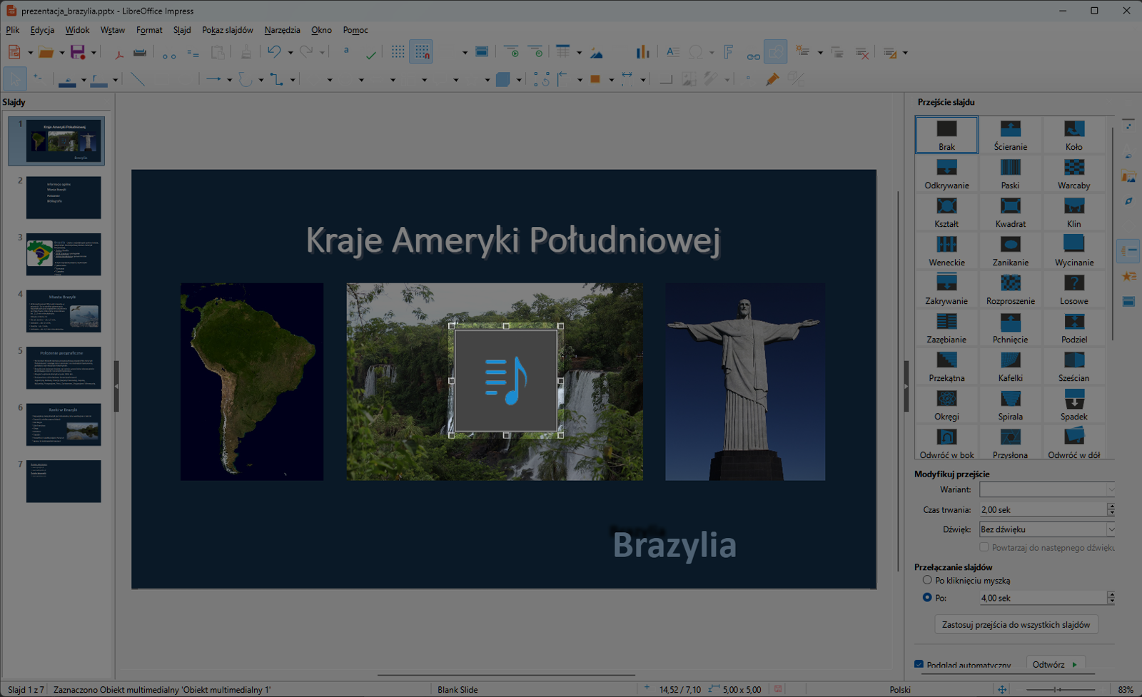 Zrzut ekranu przedstawia wycinek okna programu LibreOffice Impress. Prezentacja zapisana jest jako prezentacja brazylia.pttx. W programie znajdują się zakładki takie jak „Plik”, „Edycja”, „Widok”, „Wstaw”, „Format”, „Slajd”, „Pokaz slajdów”, „Narzędzie”, „Okno”, „Pomoc”.  Po lewej stronie znajduje się lista slajdów. Prezentacja składa się aktualnie z siedmiu slajdów. Wybrano slajd pierwszy. Na slajdzie widzimy tytuł prezentacji Kraje Ameryki Południowej i trzy zdjęcia przedstawiające kolejno zdjęcie Ameryki południowej z satelity, wodospady w Amazonii oraz Pomnik Chrystusa Odkupiciela w Rio de Żanejro. Pod spodem znajduje się napis Brazylia. Po prawej stronie znajduje się okno z wyborem przejść slajdów, modyfikacja wariantów, wybór czasu trwania przejścia, wybór dźwięku, wybór sposobu przełączania slajdów .Na środku slajdu znajduje się ikonka nuty ósemki oraz cztery pionowe równoległe linie.. 