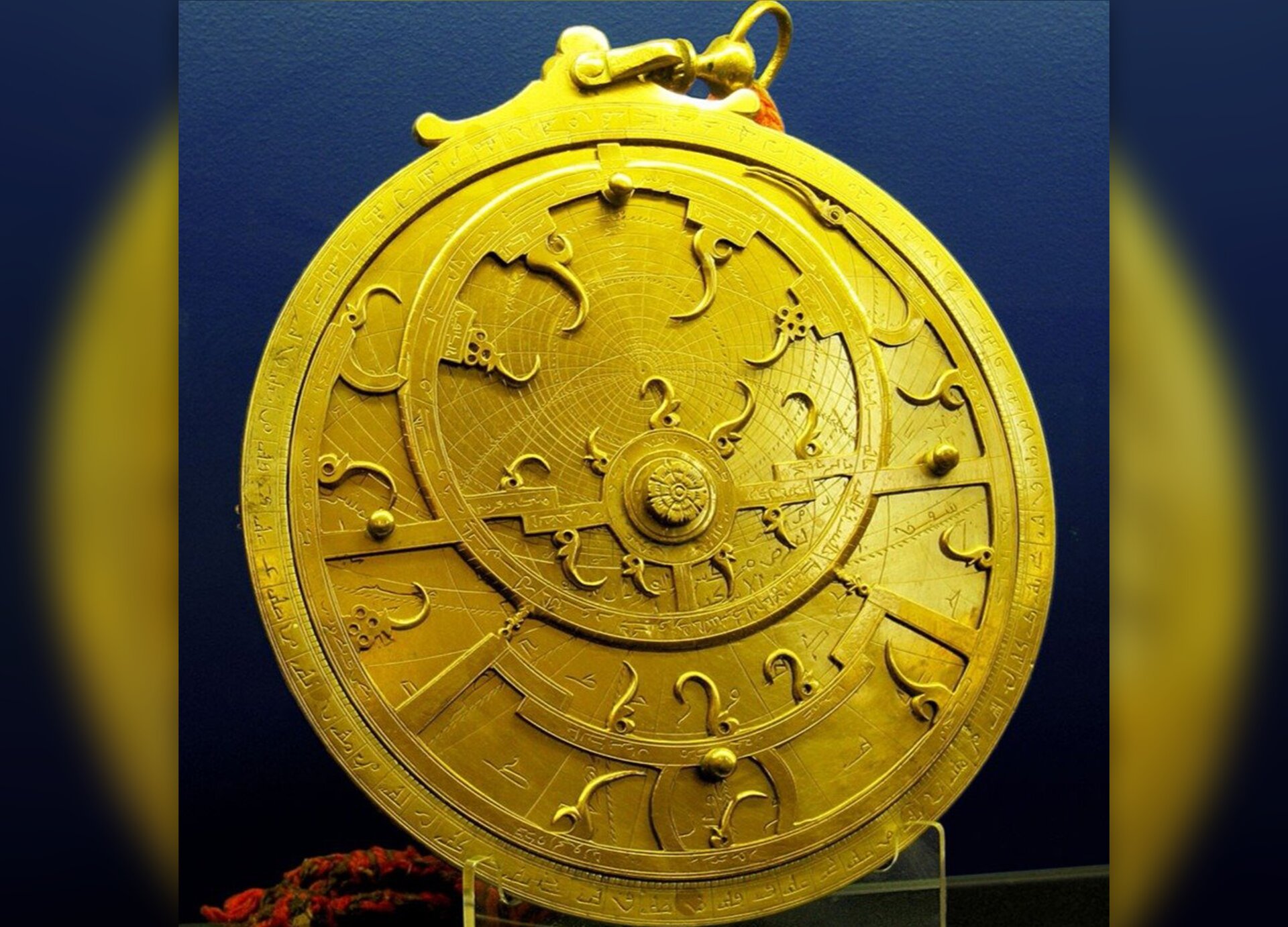 Fotografia przedstawia przyrząd pomiarowy astronomiczny - astrolabium.