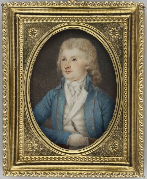 Obraz przedstawia młodego mężczyznę w arystokratycznym stroju. Mężczyzna ma owalną twarz, półdługie włosy, kręcone na końcach. Oczy mężczyzny są osadzone blisko siebie, nos jest haczykowaty, usta małe i wąskie. Mężczyzna trzyma w prawej ręce gęsie pióro. 