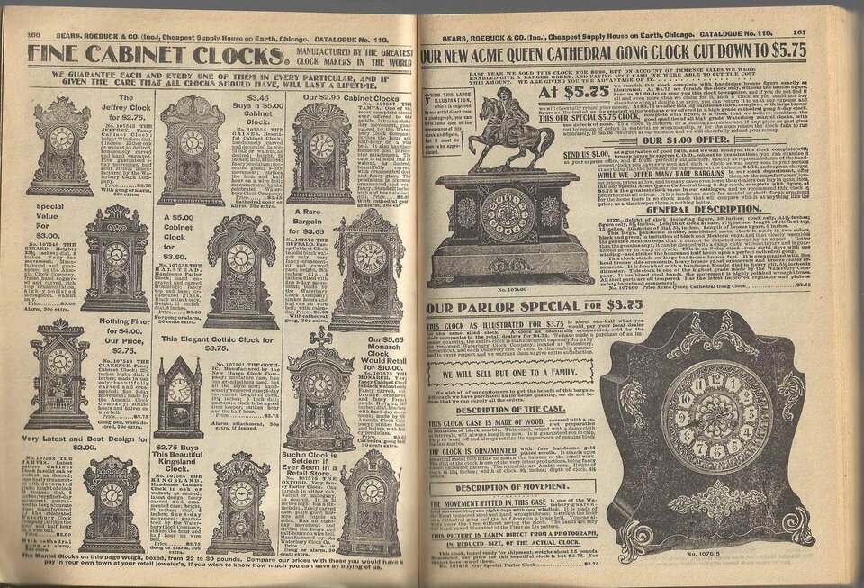 Ilustracja przedstawia katalog wysyłkowy firmy Sears pochodzący z 1900 roku. Możemy dostrzec otwartą książkę. Na obu jej stronach znajdują się grafiki różnych typów zegarów. Przy każdym z nich widoczny jest krótki opis. Firma Sears jest to amerykańskie przedsiębiorstwo w Stanach Zjednoczonych.