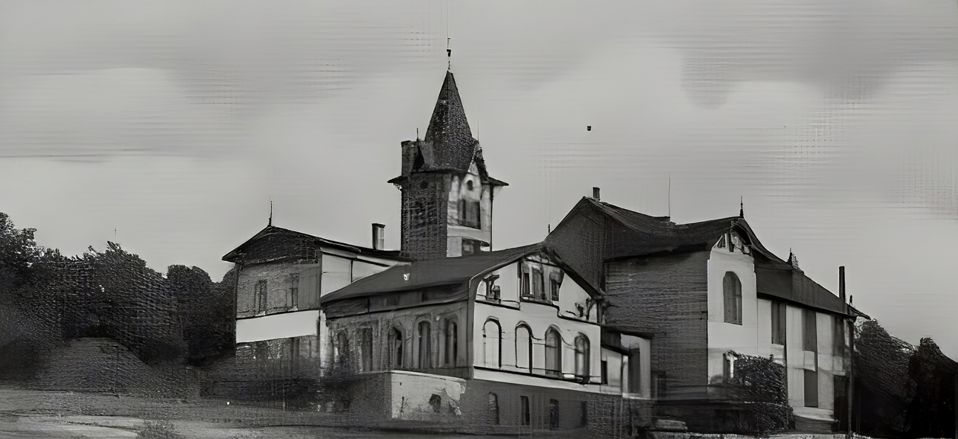 Kliknij, aby powiększyć Zdjęcie przedstawia bryłę pałacyku Redena na Górze Wyzwolenia przed 1939 rokiem. Jest to kompleks powiązanych ze sobą obiektów w stylu eklektycznym, z których centralny budynek ma formę parterowej szopy z wystającą z dwuspadowego dachu kwadratową wieżą z hełmem. Gmach jest oszklony ze wszystkich stron i ustawiony na wysokiej podmurówce. Z prawej strony ma dwukondygnacyjny hotel w stylu alpejskim, zaś z tyłu najbardziej modernistyczny budynek zakładu ogrodniczego.