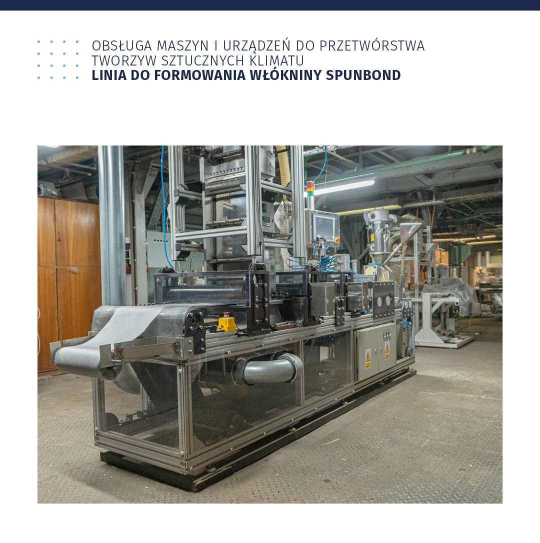 Ilustracja zatytułowana: Obsługa maszyn i urządzeń do przetwórstwa tworzyw sztucznych klimatu. Linia do formowania włókniny Spunbond. Ilustracja przedstawia duże urządzenie z licznymi modułami. W przedniej części widoczny wałek zamocowany poprzecznie. Na wałku jest nawinięta na całej jego szerokości cienka włóknina. Przed wałkiem jest taśma, z której włóknina przesuwa się na wałek.