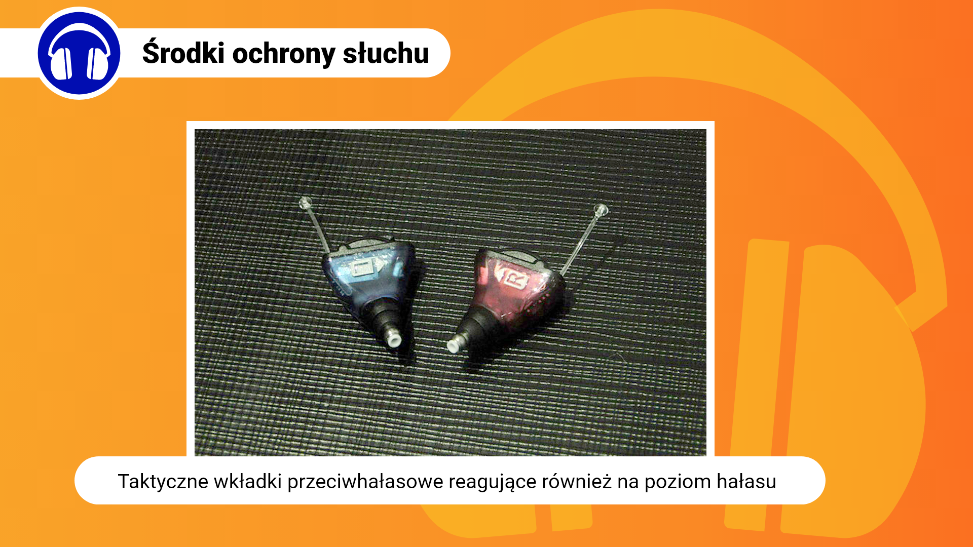 Zdjęcie w ramce z podpisem: taktyczne wkładki przeciwhałasowe reagujące również na poziom hałasu. Przedstawia parę taktycznych wkładek przeciwhałasowych. Wkładki są szerokie w górnej części i zwężają się ku dołowi, dzięki czemu dopasowują się do kształtu zewnętrznego przewodu słuchowego. W górnej części posiadają krótkie anteny.