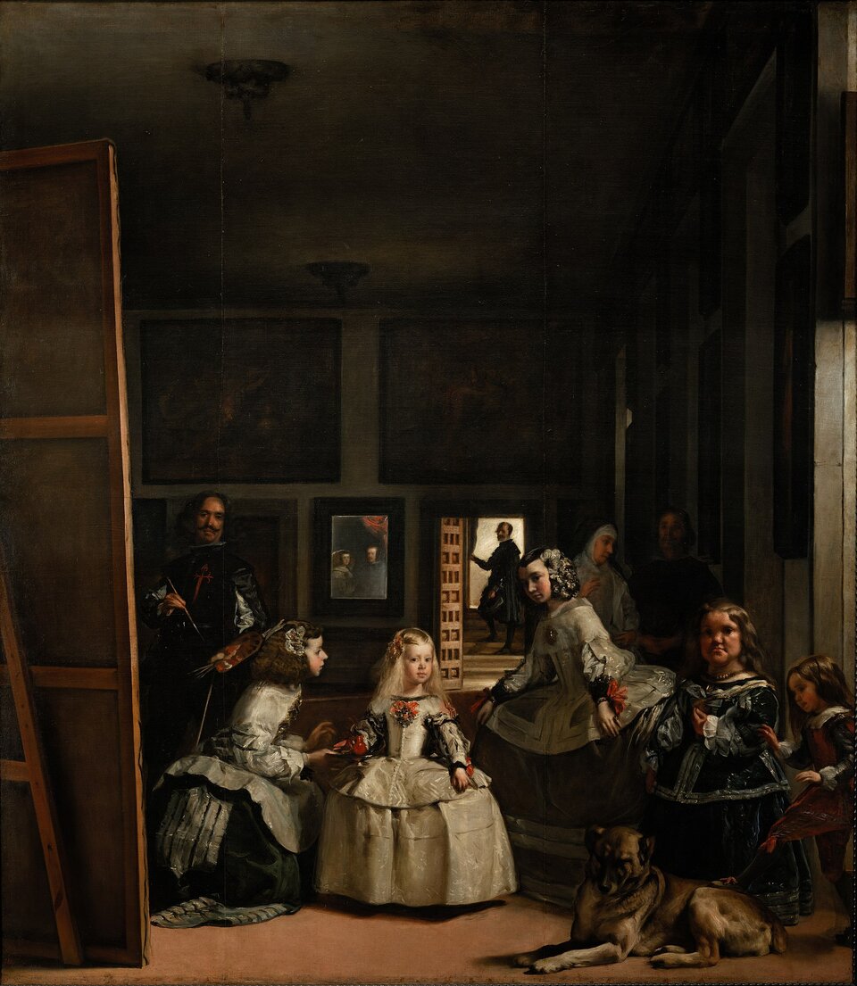 Ilustracja przedstawia obraz Velázqueza „Panny dworskie” (Las Meninas). W dużym, jasnym pomieszczeniu znajduje się grupa osób. W centrum kompozycji stoi kilkuletnia dziewczynka w eleganckiej, jasnej sukni zdobionej motywami kwiatowymi. Ukazana jest frontalnie, z głową zwróconą lekko w prawą stronę; patrzy w kierunku odbiorcy. Ma jasne, rozpuszczone włosy. Po lewej stronie dziewczynki klęczy młoda kobieta, podająca jej mały dzbanuszek. Za nią stoi mężczyzna w ciemnym stroju, trzymający w jednej dłoni paletę malarską, a w drugiej pędzel. Ma wąsy i jest zwrócony w stronę widza. Po prawej stronie dziewczynki znajduje się młoda kobieta wykonująca ukłon. Dalej stoi karlica, zwrócona przodem do odbiorcy. Ostatnią osobą po prawej stronie jest dziecko z długimi włosami, które trzyma stopę na dużym, leżącym psie. W głębi, po prawej stronie, w mroku, widoczne są dwie kolejne osoby. W tle, za otwartymi drzwiami, na schodach stoi mężczyzna. Na ścianie pomieszczenia wisi obraz przedstawiający dwie postacie. Przednia część sceny jest oświetlona światłem padającym z prawej strony, natomiast dalsza część pomieszczenia pozostaje ciemniejsza; dodatkowe światło dochodzi z obszaru za drzwiami.