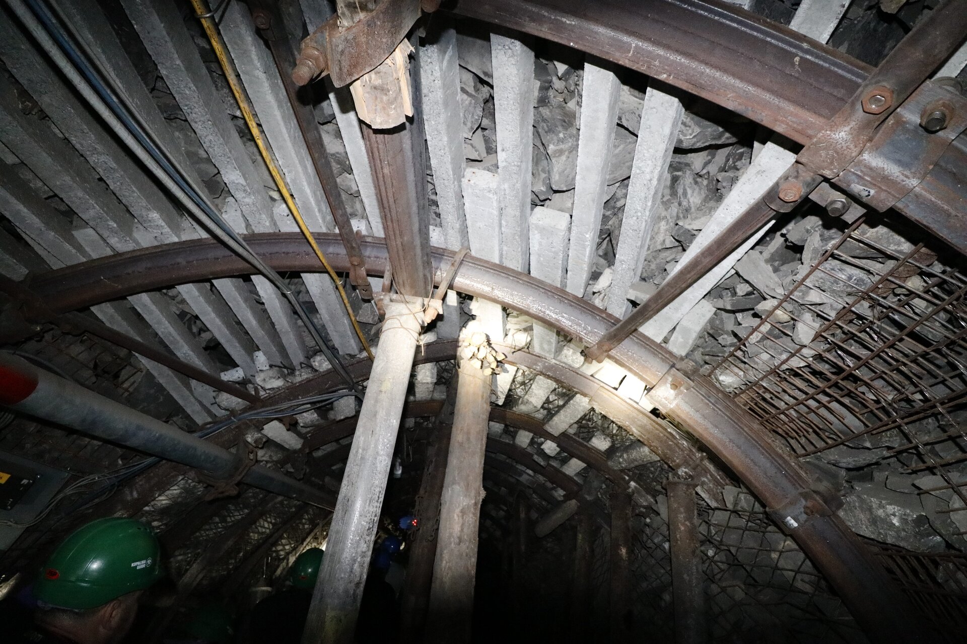 Łuki stropnicowe obudowy stalowej podatnej (ŁP) wraz z rozporami i dodatkowym wzmocnieniem w postaci podciągu stalowego i stojaka ciernego