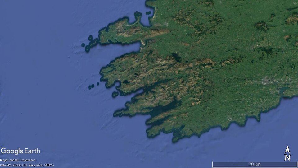 Zdjęcie satelitarne przedstawia wybrzeże riasowe. Może oznaczone jest kolorem niebieskim, a ląd zielonym. Wylotowe doliny górskie zostały zalane przez wody morskie, dlatego charakteryzuje się ono długimi i krętymi zatokami ciągnącymi się w głąb lądu.