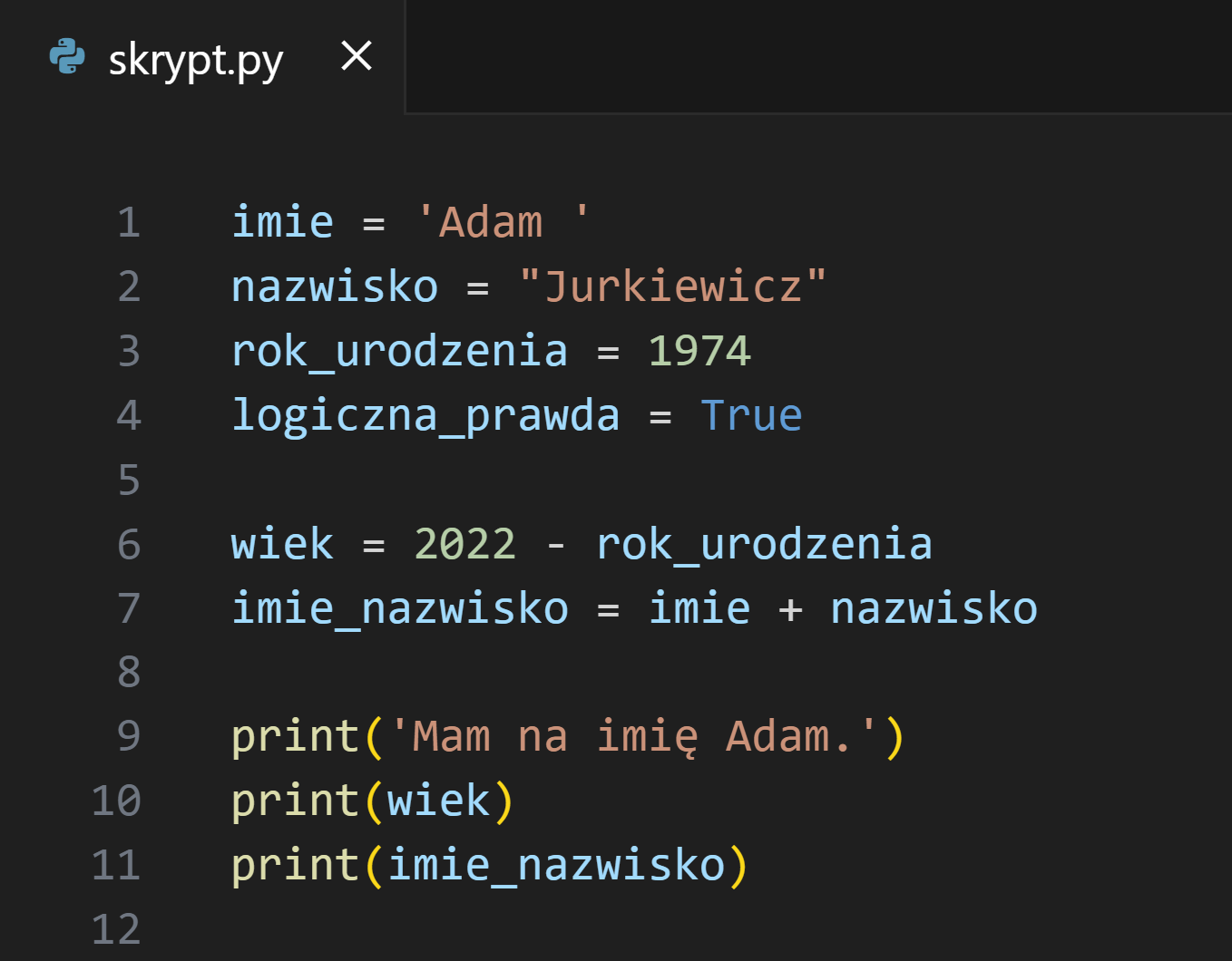 Na grafice znajduje się zrzut ekranu z fragmentem kodu w języku Python, otwartym w edytorze kodu. Plik nosi nazwę "skrypt.py". Kod zawiera kilka deklaracji zmiennych oraz instrukcje wyjściowe.