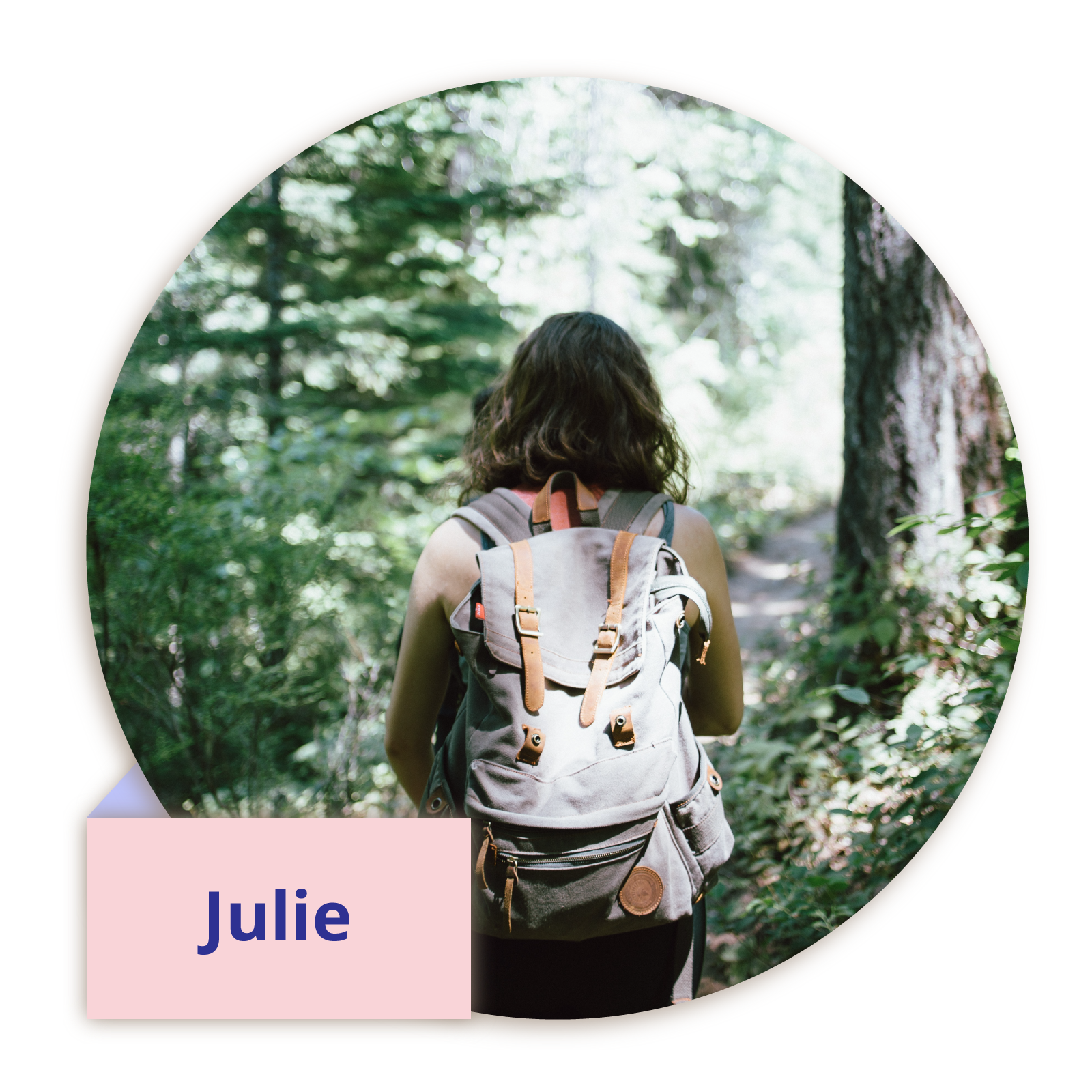 Zdjęcie przedstawia kobietę z plecakiem  idącą po lesie. Podpis: Julie.