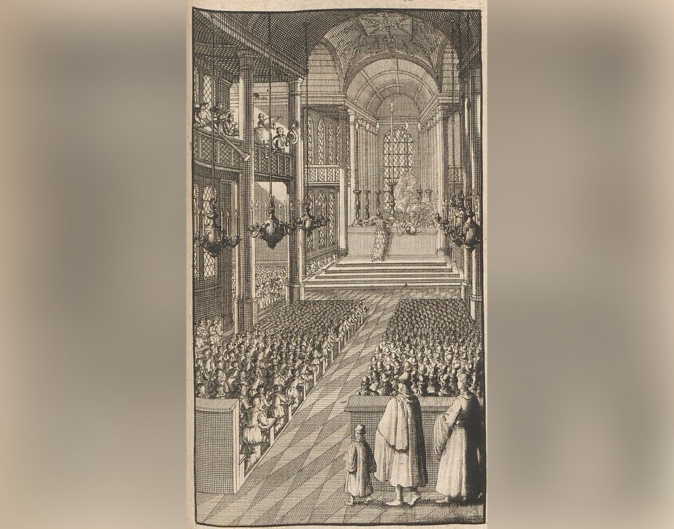 Rycina przedstawia wnętrze dużego kościoła. Jest on wypełniony wieloma ludźmi.