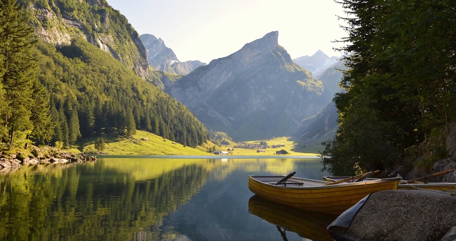 Scena przedstawia górskie jezioro i masywy skalne porośnięte roślinnością. Następnie pojawia się zdjęcie zaśnieżonych szczytów i umieszczonej na nich stacji meteorologicznej, zdjęcie kolejki górskiej oraz górskiej groty.