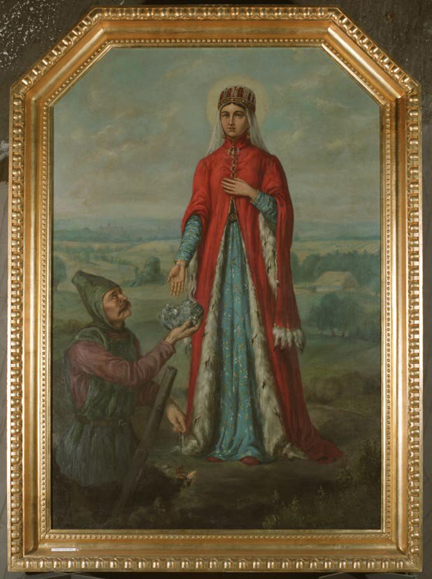 Obraz przedstawia świętą Kingę, stojącą wśród pól, lasów i łąk. Z lewej górnik, wychodzący z jamy w ziemi, podaje królowej bryłkę soli, na wierzchu znajduje się pierścień. Królowa sięga po nią prawą ręką, ale nie patrzy na sól ani na górnika, tylko przed siebie, drugą rękę trzyma na piersi. Jest ubrana w niebieską suknię w kwiatki i czerwony płaszcz, z rozciętymi rękawami, podbity białym futrem. Na głowie ma gładką, czerwoną  czapkę wyszywaną złotymi nićmi, z tyłu do czapki przyszyto białą koronkę, która opada na plecy.