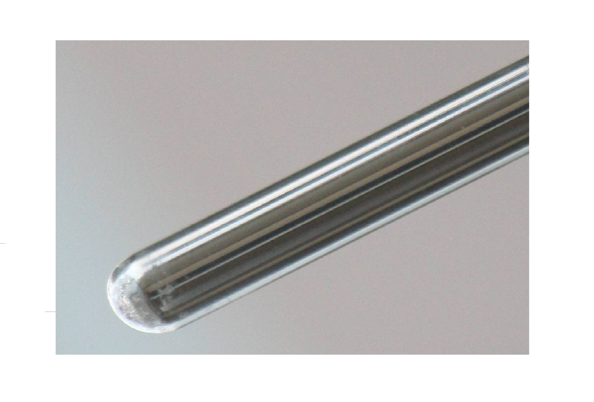 Zdjęcie przedstawiające probówkę pokrytą od wewnętrznej strony metalicznym srebrem. To tak zwane "lustro srebrowe" otrzymane podczas próby Tollensa.