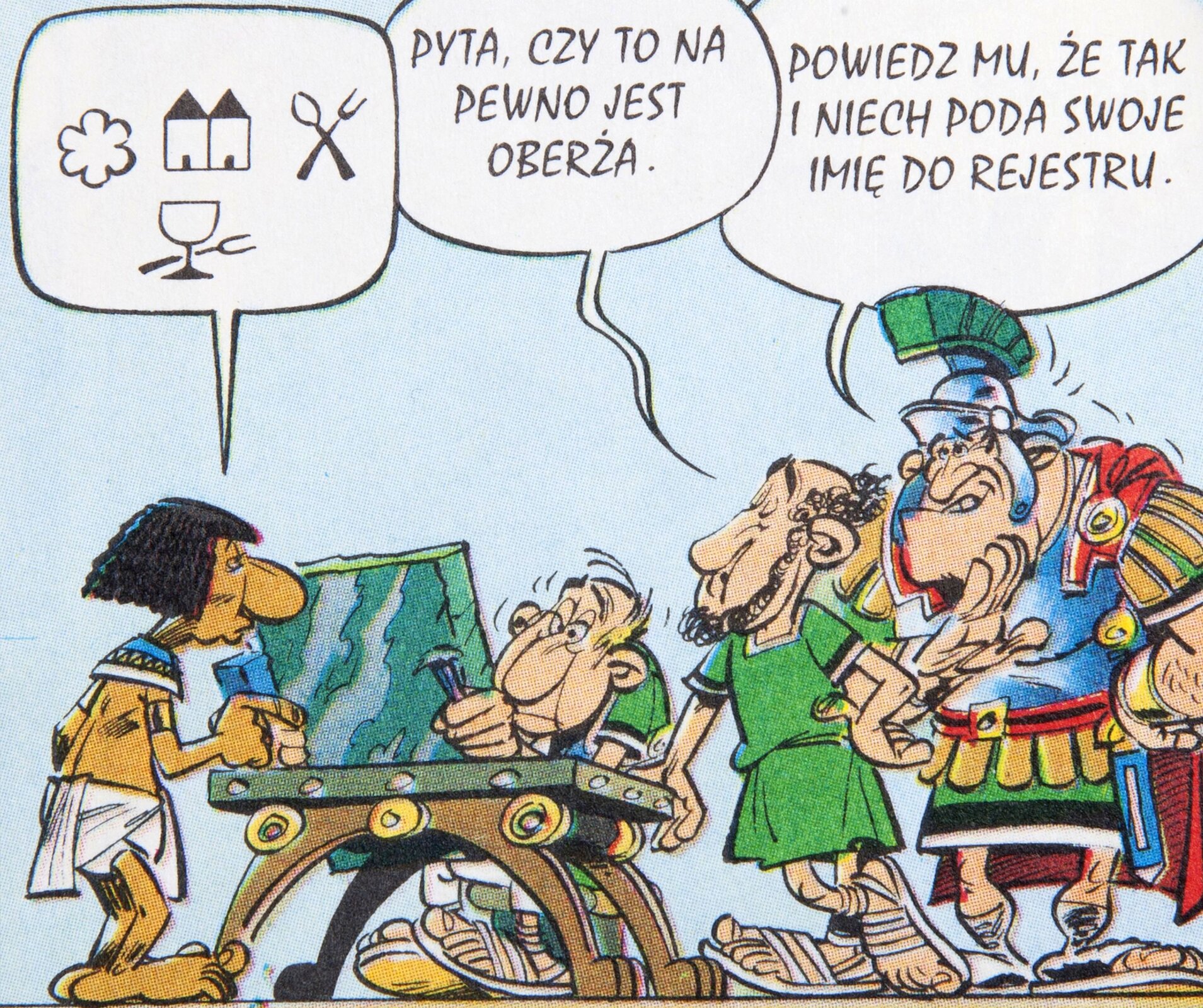 Ilustracja przedstawia grupę osób. Po lewej stronie Egipcjanin, używając skomplikowanego kodu językowego, różnego od tego, którym posługują się inni rozmówcy, dyktuje tekst zapisywany dłutem na tablicy przez skrybę, siedzącego przy stoliku. W dymku znajdują się znaki ikoniczne: kwiatek, dwie wieże, łyżka i widelec oraz kieliszek i widelec. Mężczyzna tłumaczy Rzymianinowi: „Pyta, czy to na pewno jest oberża”, na co wojownik odpowiada: „Powiedz mu, że tak i niech poda swoje imię do rejestru”.