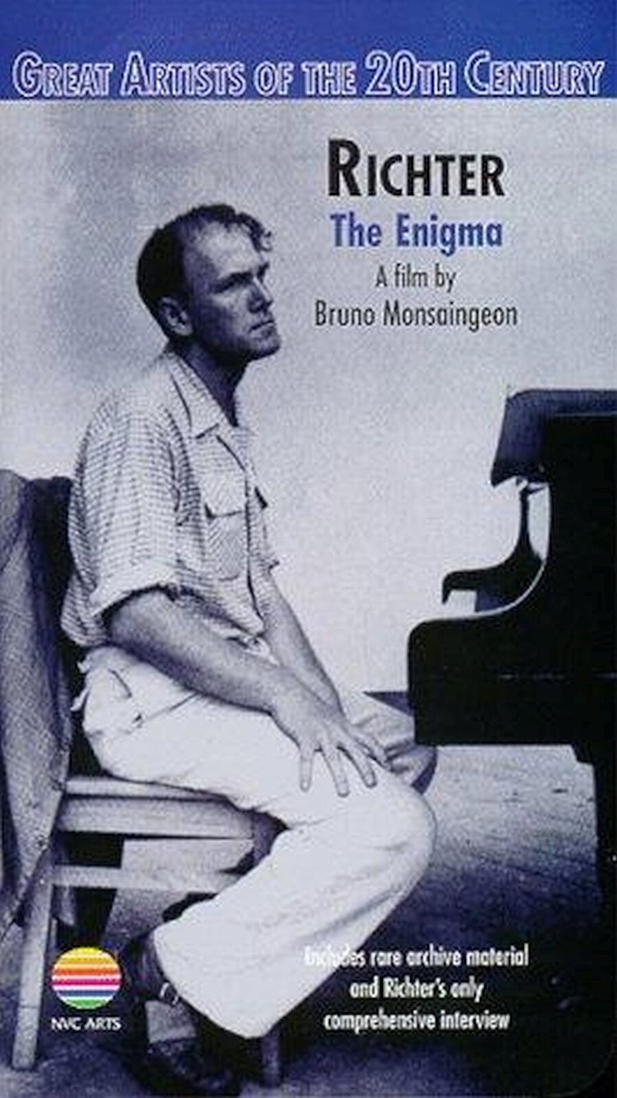Ilustracja przedstawia okładkę wydania DVD filmu „Enigma”. Widać na niej mężczyznę siedzącego przy fortepianie, który ma głowę uniesioną ku górze, jest zamyślony i smutny. Ubrany jest w białą koszulę i białe spodnie. Na krześle wisi szara marynarka.