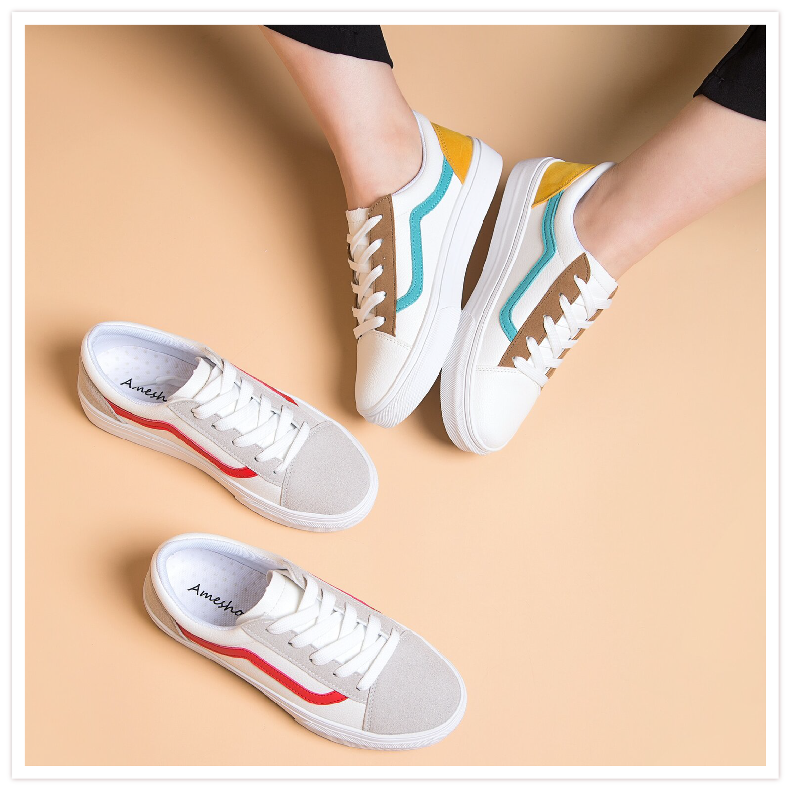 Na zdjęciu widoczne są dwie pary jasnych tenisówek. Jedną z nich ktoś ma założoną, druga leży na podłodze.