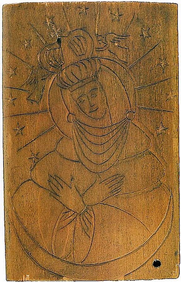 Ilustracja przedstawia postać Matki Boskiej Kozielskiej. Ma ona na głowie koronę. Jej ręce są skrzyżowane na piersiach. Nad głową unoszą się postacie dwóch skrzydlatych aniołów. Nad głową Matki Boskiej rozpościera się gwieździsta aureola. Pomiędzy promieniami aureoli rozmieszczone są pięcioramienne gwiazdy. 