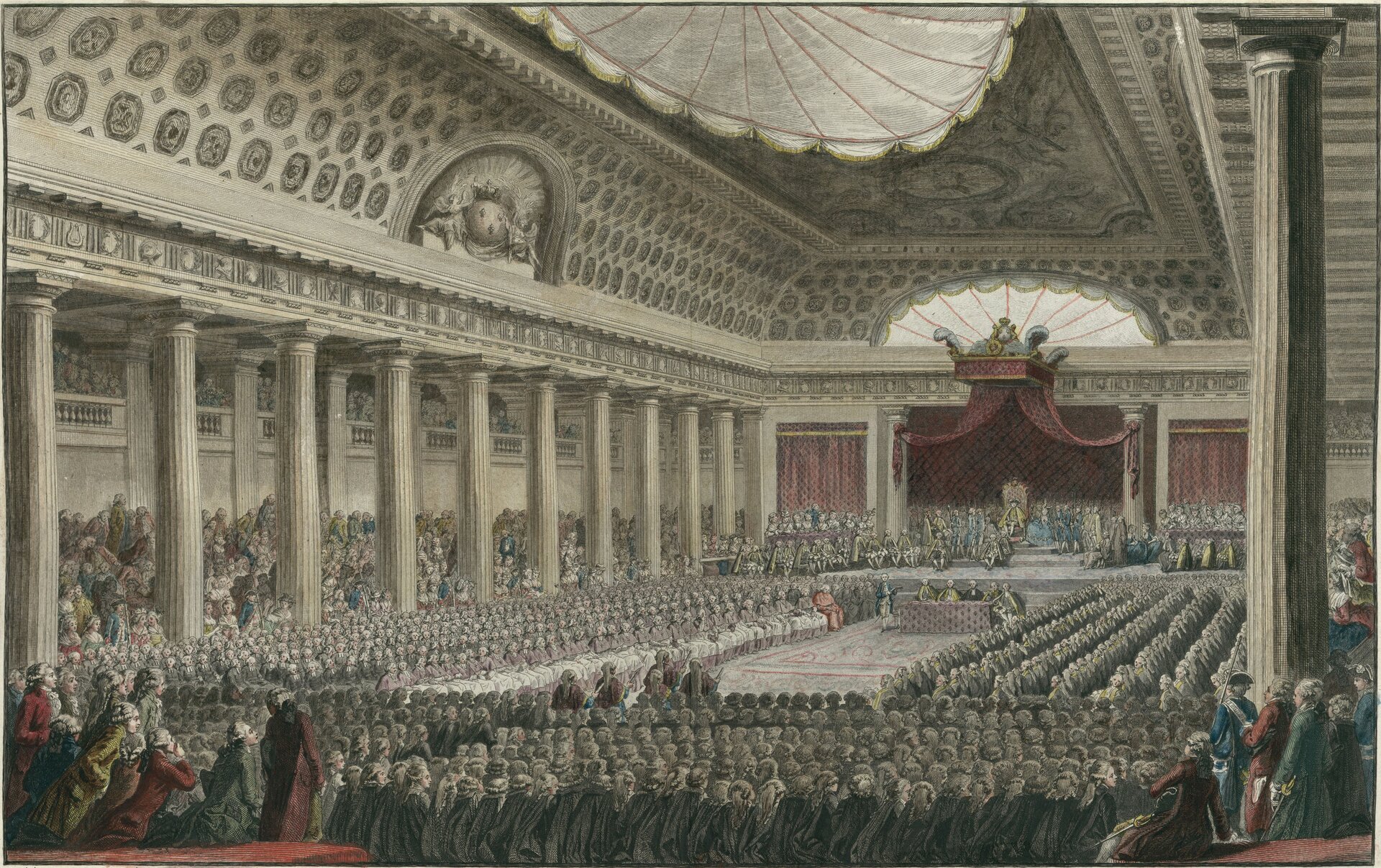 Ilustracja przedstawia wnętrze dużej sali z kolumnami. W sali są zgromadzeni ludzie, którzy siedzą po jej wszystkich bokach. Na końcu sali znajduje się tron otoczony czerwonymi zasłonami.