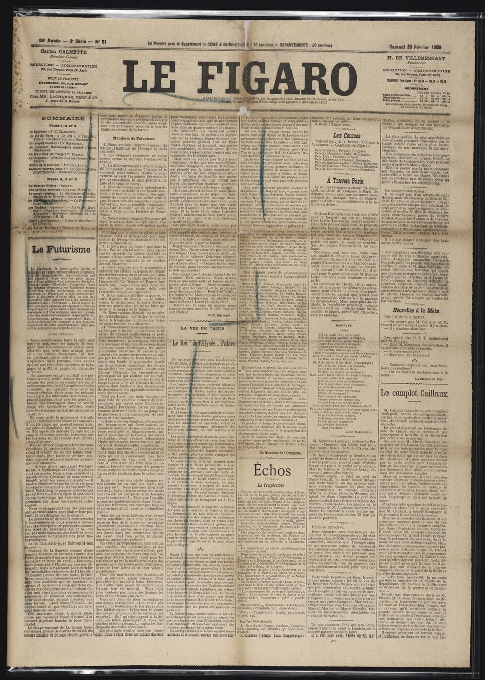 Ilustracja przedstawia zdjęcie z czasopisma "Le Figaro", będące publikacją manifestu futurystycznego Marinettiego. Na górze strony znajduje się nagłówek napisany większą i pogrubioną czcionką, poniżej tekst w sześciu kolumnach napisany małym drukiem. Całość otoczona jest czarną ramką. 