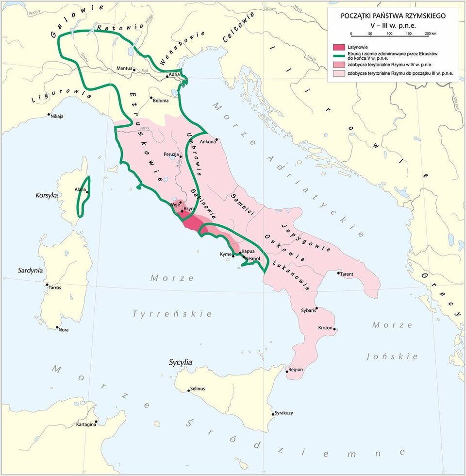  Mapa prezentująca początki państwa rzymskiego między V a III wiekiem przed naszą erą. Ukazane są na niej ziemie Latynów w regionie ujścia Tybru i Gór Albańskich. Są także zaznaczone granice Etrurii i ziemie zdominowane przez Etrusków do końca V wieku przed naszą erą, czyli północna Italia (Etruria) pomiędzy rzekami Arno i Tyber w Apeninach Północnych (obecny teren Toskanii, Lombardii, Wenecji Euganejskiej, Emilii Romanii), a także na środkowo‑zachodnim wybrzeżu Półwyspu Apenińskiego, gdzie zamieszkiwali Latynowie i Kampanowie (dzisiejsza Lacja i Kampania). Wskazane są także ziemie zdobyte przez Rzym w IV wieku przed naszą erą na środkowym wybrzeżu Półwyspu Apenińskiego od Rzymu na południe. Jak również zdobycze terytorialne Rzymu do początku III wieku przed naszą erą, czyli: ziemie Umbrów, Sabinów, Samnitów, Japygów, Osaków, Lukanów (środkowa i południowa część Półwyspu Apenińskiego). Ziemią zdominowaną przez Etrusków była także wschodnia część Korsyki.