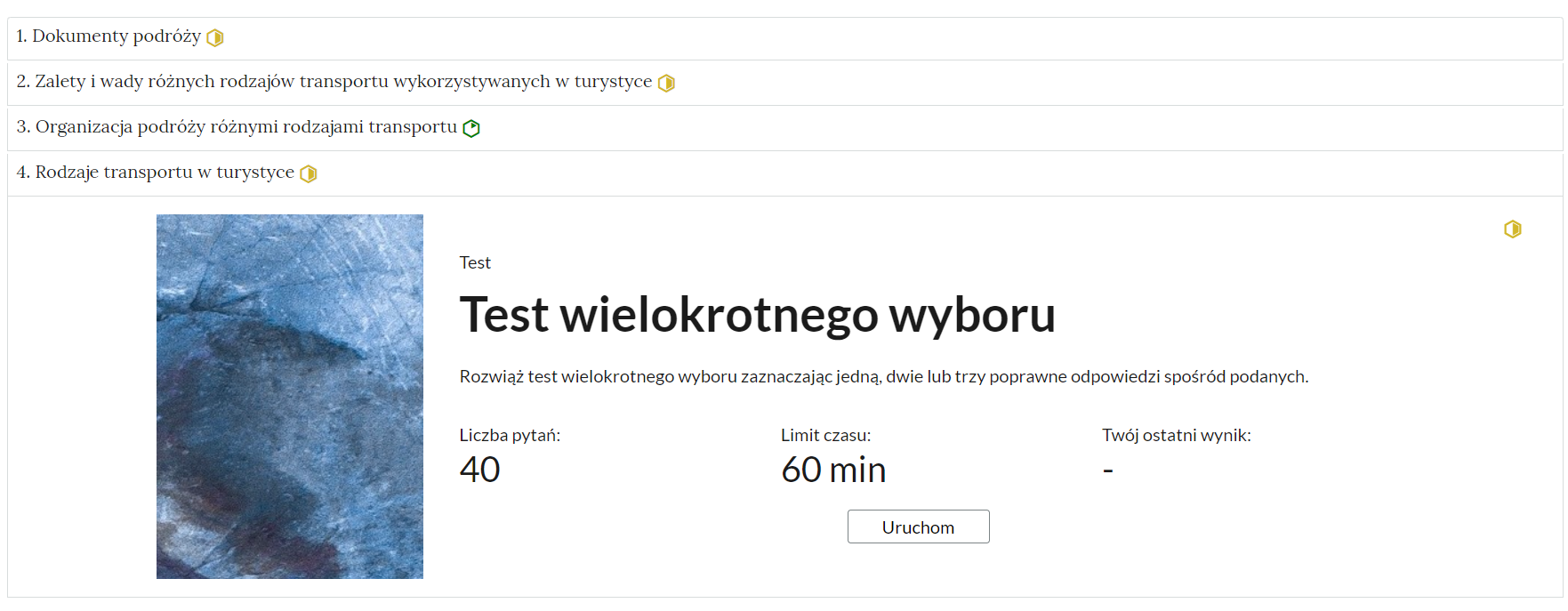 Grafika przedstawia widok interaktywnych materiałów sprawdzających. Widoczna jest lista numeryczna z tytułami interaktywnych materiałów sprawdzających oraz zakładka z testem wielokrotnego wyboru.