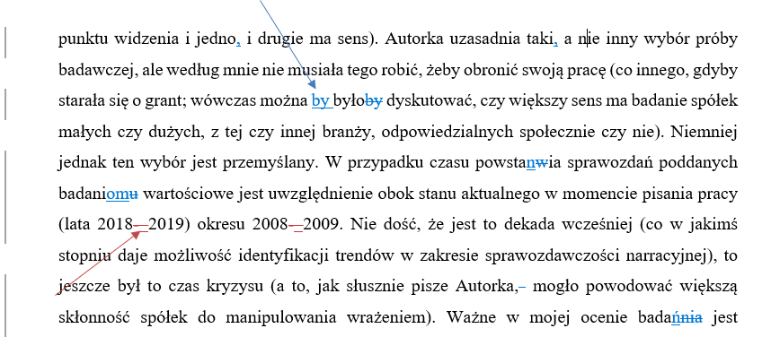 Ilustracja przedstawia fragment dokumentu w programie  LibreOffice Writer . Tekst dokumentu ma kolor czarny, natomiast zmiany są przekreślone, a poprawiony tekst podkreślony i ma kolor niebieski. Miejsca, w których wprowadzono zmiany są dodatkowo wskazane strzałką w kolorze czerwonym i niebieskim. 