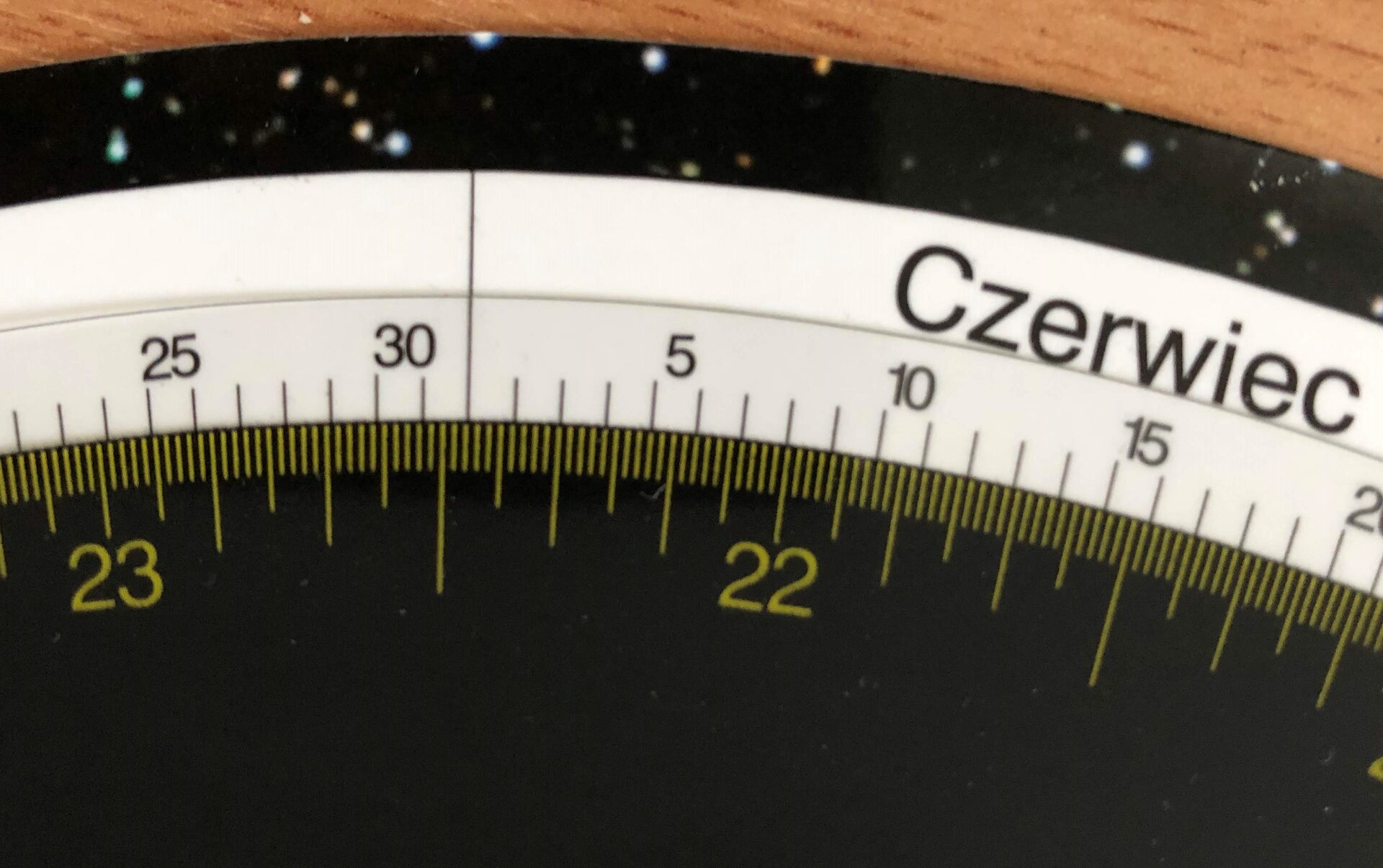 Rys. 4. Zdjęcie przedstawia fragment obwodu obrotowej mapy nieba. Na obrotowej tarczy z podziałką kątową, co jeden stopień, każde trzydzieści stopni odpowiada jednemu miesiącowi. Do każdego miesiąca przyporządkowane są podziałki od zera do trzydziestu stopni.