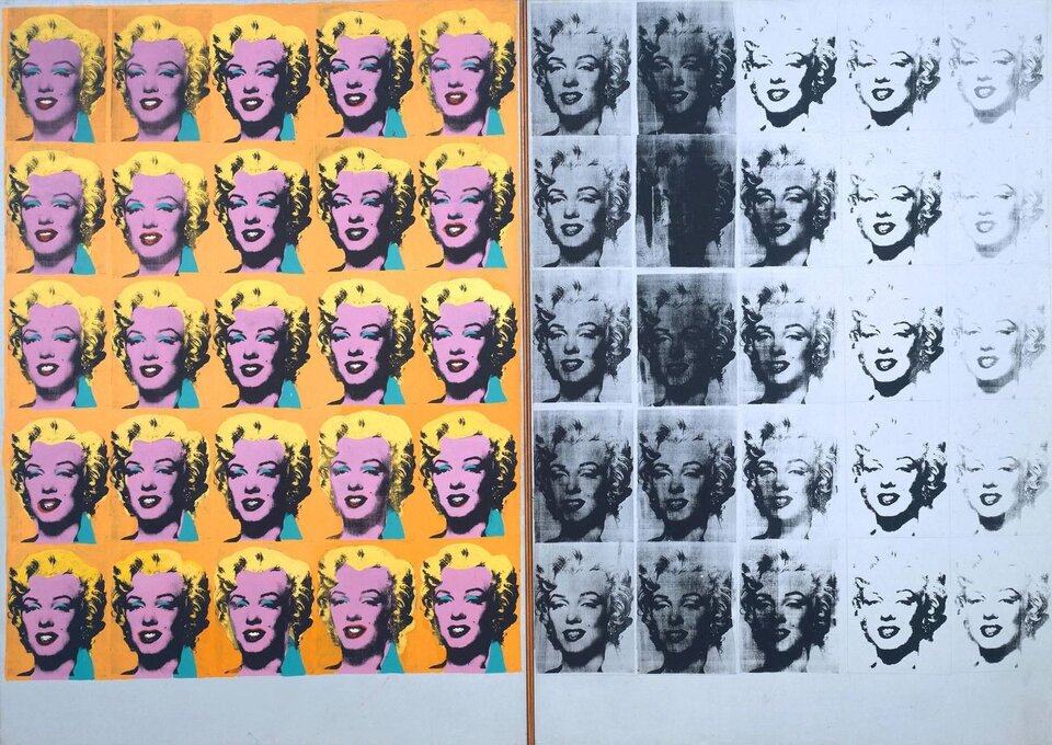 Ilustracja przedstawia dzieło Andy'ego Warhola „Dyptyk Marilyn”. Zawiera dwie, zamieszczone obok siebie grafiki ze zwielokrotnioną twarzą aktorki – pięć rzędów po pięć portretów. Grafika po lewej przedstawia Monroe o różowej twarzy, żółtych włosach, niebieskich, jaskrawych powiekach i o takim samym kolorze kołnierza. Grafika z prawej strony jest taka sama, ale czarno‑biała, z niedokładnie odbitymi twarzami. Najciemniejsza i rozmazana jest druga kolumna, od której im dalej w prawo, tym przedstawienie blednie.