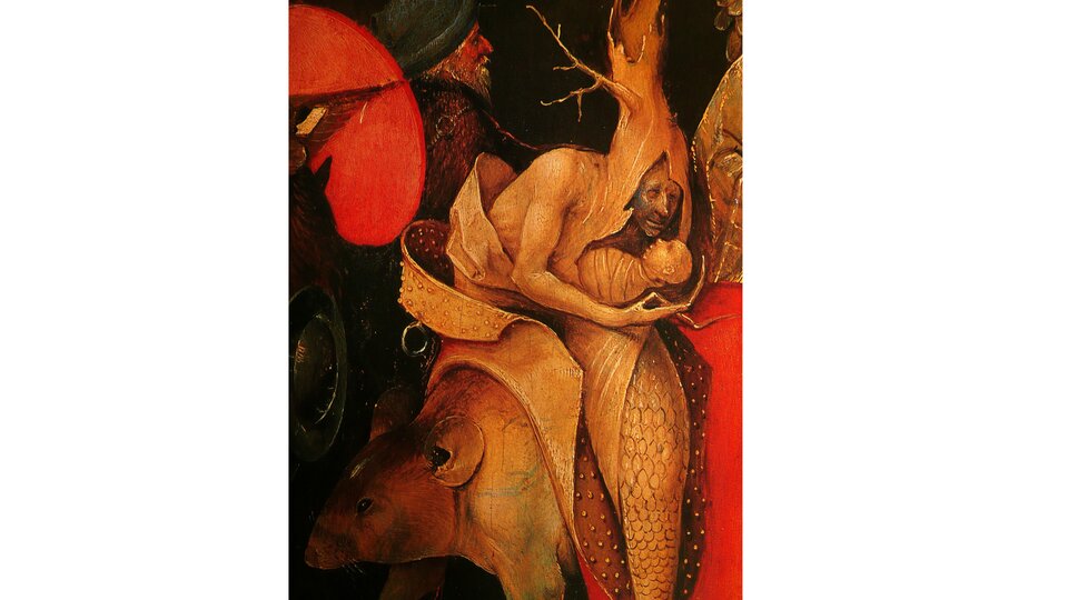 Fantastyczna postać o ludzkim torsie, której ciało przechodzi w pień drzewa z gałęziami, a dolna część przypomina rybi ogon pokryty łuskami. Postać siedzi na dużym, brunatnym zwierzęciu przypominającym niedźwiedzia. Twarz ma wyraz bólu lub troski i trzyma w ramionach kulisty obiekt, jakby głowę lub owoc. Scena ma mroczny, symboliczny charakter i utrzymana jest w ciepłej tonacji kolorystycznej.