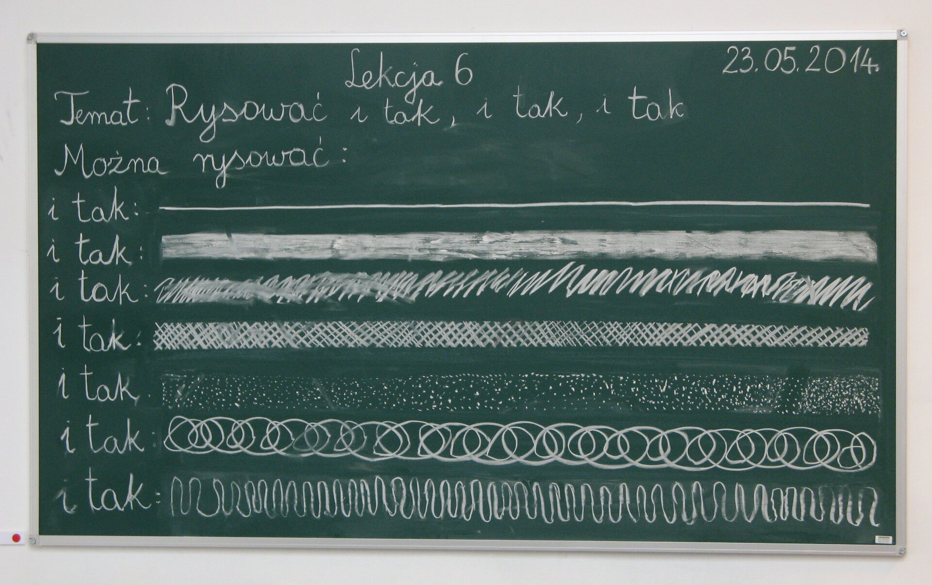 Ilustracja przedstawia zieloną, szkolną tablicę w aluminiowej ramie, umieszczoną na białej ścianie. Tablica wygląda tak, jakby nauczyciel zapisał notatkę dla uczniów. Jest zapisana białą kredą. U góry, na środku: „Lekcja 6”. Obok, w prawym górnym rogu znajduje się data „23.05.2014”, natomiast poniżej w dwóch akapitach napisy: „Temat: Rysować i tak, i tak, i tak” i „Można rysować”. Pozostałą, dolną część tablicy zajmują  narysowane białą kredą w siedmiu rzędach linie. Każdy rząd zaczyna się słowami „i tak:” Pierwszy rząd - cienka linia; drugi - gruba linia; trzeci - gruba linia o poszarpanej fakturze; czwarty - gruba linia  składająca się z małych, krótkich, przecinających się ze sobą kreseczek; piąty -  gruba linia składająca się z małych kropeczek; szósty - gruba linia składająca się z nieregularnych okręgów, zachodzących na siebie; siódma -  gruba linia składająca się z cienkiej kreski zakręcającej się u górze i na dole. 