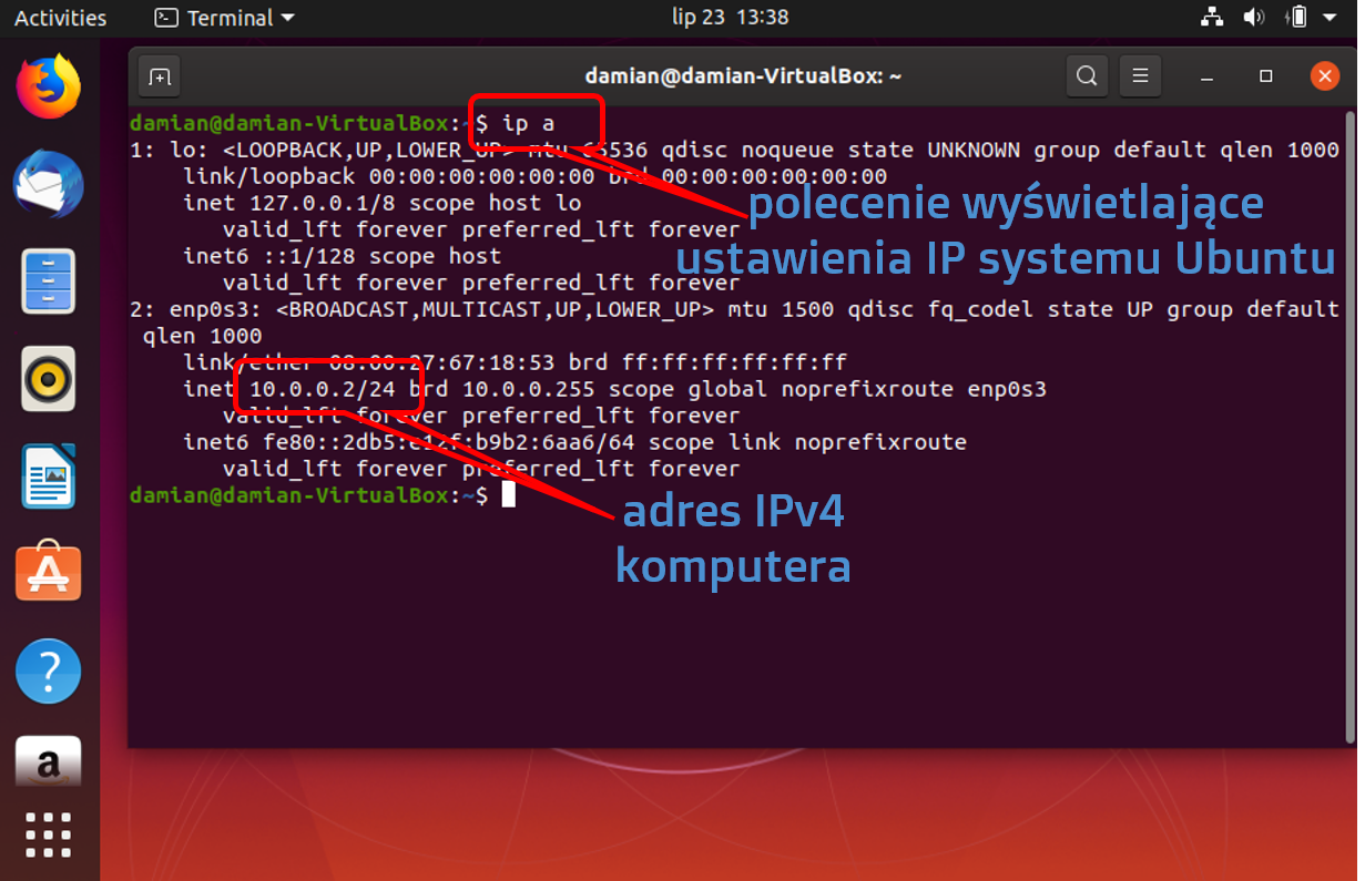 Zrzut ekranu przedstawia terminal linux z wynikiem komendy ip a. Komenda ta została oznaczona czerwonym kolorem oraz opisana: polecenie wyświetlające ustawienia IP systemu Ubuntu. Poniżej znajduje się zaznaczony i opisany adres IPv4 komputera.