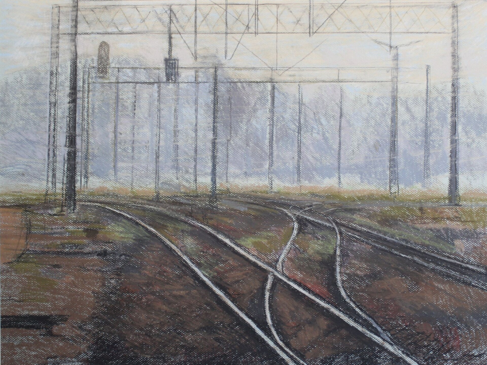 Dzieło ukazuje pastelowy pejzaż z torowiskiem. Na pierwszym planie kompozycji znajdują się krzyżujące się ze sobą jasne pasy torów na ciemno‑brązowym tle ziemi. W dalszej partii obrazu, nad torami unoszą się, narysowane cienką, szarą linię trakcje. Za nimi rysuje się jasna, szaro‑niebieska plama lasu na białym, świetlistym tle nieba. Drugi plan ujęty jest bardzo syntetycznie, szkicowo, za pomocą prostych plam i kresek. Obraz wykonany jest w chłodnej, szaro‑brązowej tonacji z akcentami zieleni traw. Dzieło wykonane jest techniką pasteli.