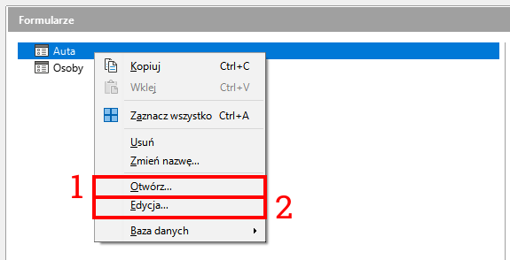 Zrzut ekranu przedstawia program Microsoft Access.  Znajduje się na nim menu kontekstowe w zakładce Formularze.  Na samej górze zrzutu znajduje się blok z wpisem: Formularze.  Poniżej znajdują się formularze: Auta, Osoby.  Po kliknięciu prawym przyciskiem myszy na formularz Auta pojawiła się lista opcji: Kopiuj, Wklej, Zaznacz wszystko, Zmień nazwę, Otwórz, Edycja, Baza danych.  Czerwony prostokąt z podpisem 1 wskazuje na opcję: Otwórz, a prostokąt z podpisem 2 na: Edycja.