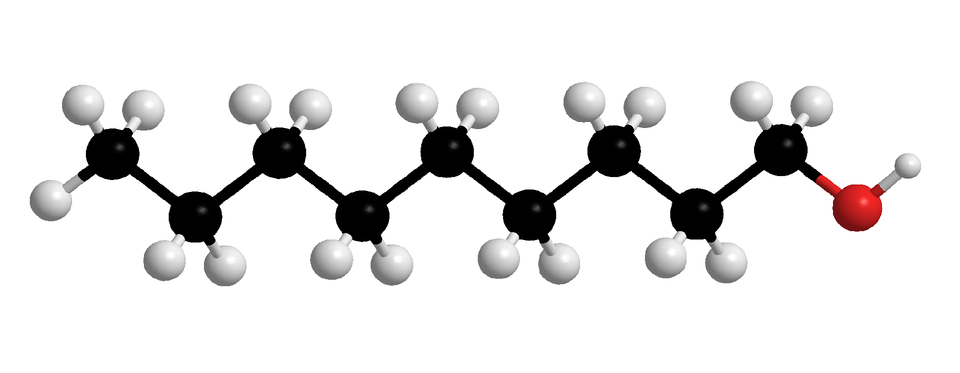 Ilustracja przedstawia model kulkowy cząsteczki nonan–jeden–olu. Czarna kulka to węgiel, biała to wodór, czerwona to tlen. Cząsteczka składa się z jednego atomu węgla, połączonego z trzema atomami wodoru, i kolejno z ośmioma atomami węgla, łączącymi się z dwoma atomami wodoru, połączonymi szeregowo. Ostatni z nich poza dwoma atomami wodoru ma przyłączony jeden atom tlenu. Atom tlenu z kolei wiąże się z atomem wodoru tworzą grupę hydroksylową. Atomy węgla tworzą zygzak.