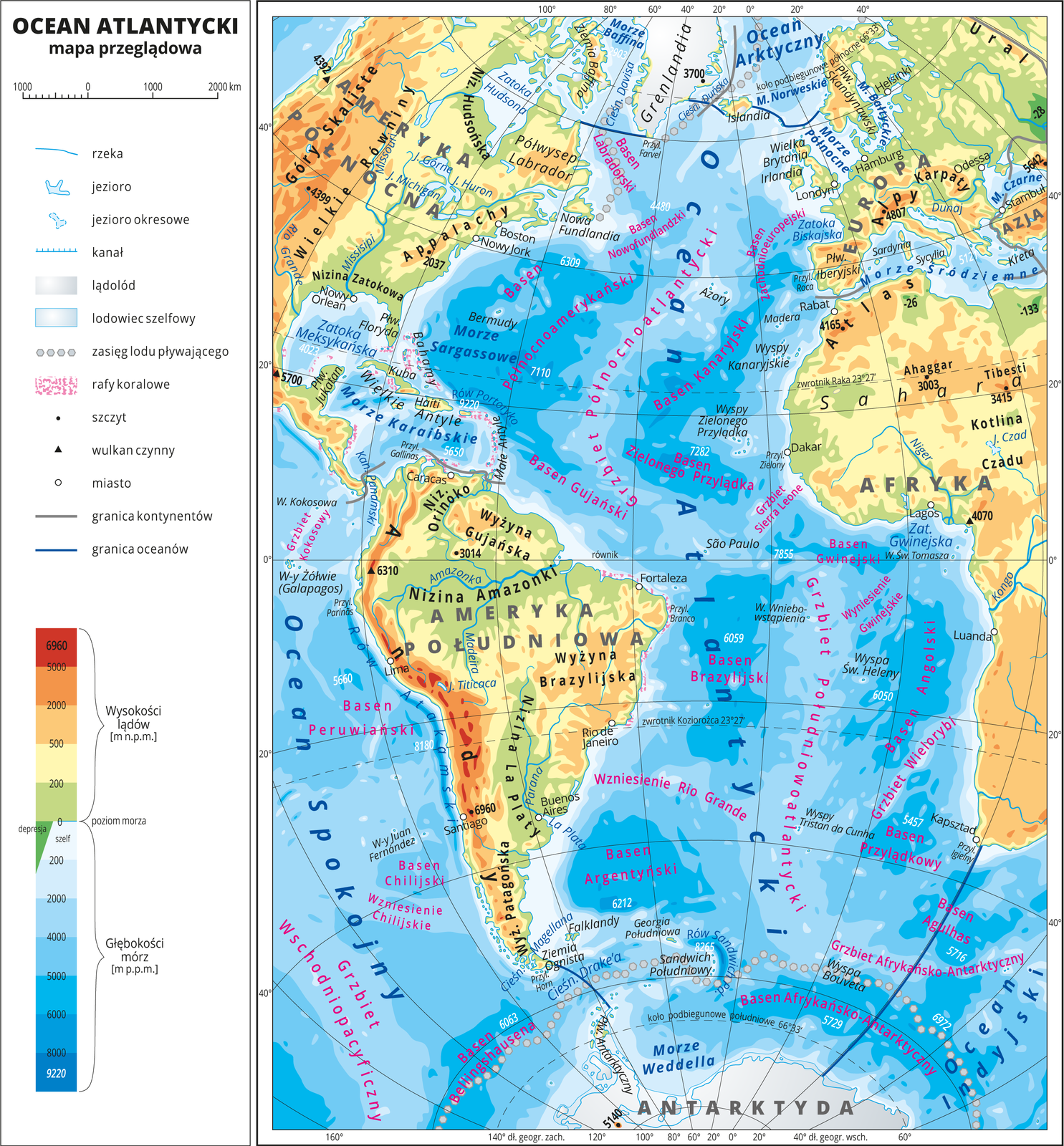Ilustracja przedstawia mapę przeglądową Oceanu Atlantyckiego. W obrębie lądów występują obszary w kolorze zielonym, żółtym, pomarańczowym i czerwonym. Morza zaznaczono sześcioma odcieniami koloru niebieskiego i opisano głębokości. Ciemniejszy kolor oznacza większą głębokość. W obrębie wód przeprowadzono granice między oceanami. Na mapie opisano nazwy kontynentów, wysp, głównych pasm górskich, morza i zatoki. Oznaczono i opisano największe miasta. Mapa pokryta jest równoleżnikami i południkami. Dookoła mapy w białej ramce opisano współrzędne geograficzne co dwadzieścia stopni. W legendzie umieszczono i opisano znaki użyte na mapie.