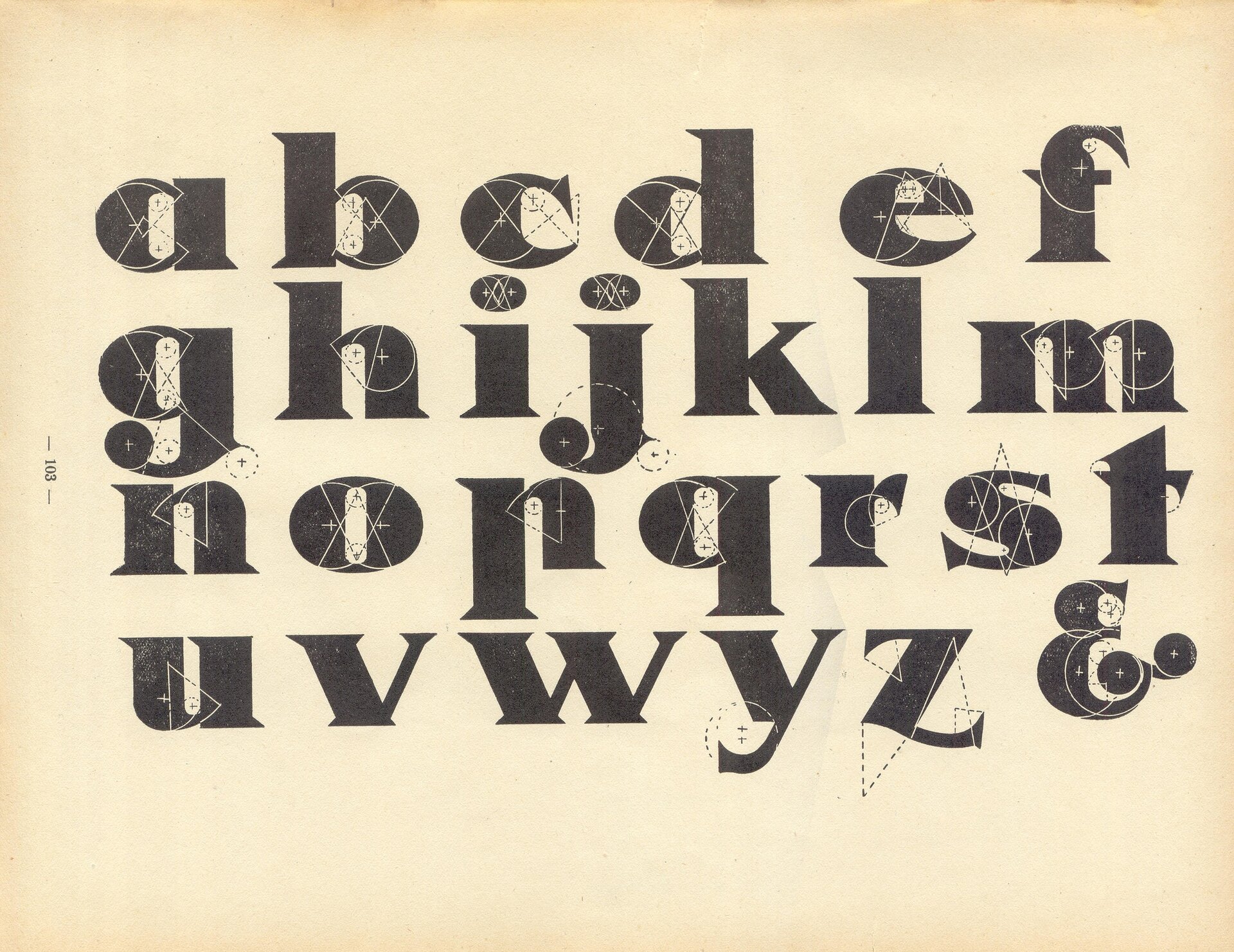 Ilustracja przedstawia pisany minuskułą alfabet. Czcionka jest szeroka, dwuelementowa - jedna część wąska, druga szeroka. Litery ozdobione są ostrymi szeryfami.