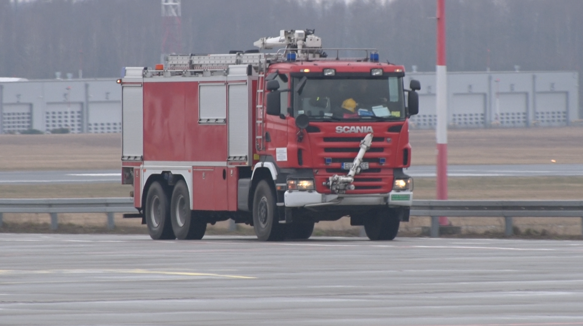 Zdjęcie przedstawia pojazd służb ratowniczo‑gaśniczych. Jest to po prostu czerwony wóz strażacki wyposażony między innymi w wąż strażacki czy rozkładaną drabinę.