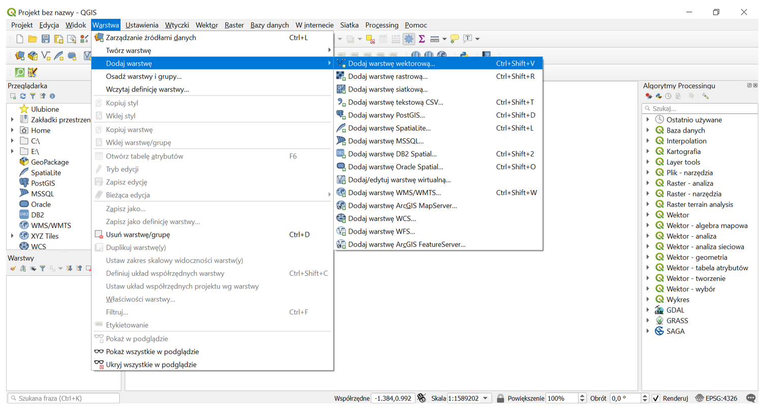Na ilustracji jest zrzut ekranu na okno o nazwie "Projekt bez nazwy-QGIS". Z Paska narzędzi wybrano zakładkę Warstwa, a w niej - po rozwinięciu - wybrano opcję Dodaj warstwę. W Dodaj warstwę po rozwinięciu opcji zaznaczono Dodaj warstwę wektorową. Po prawej stronie okna dialogowego jest rozwinięty pasek Algorytmów Processingu. 