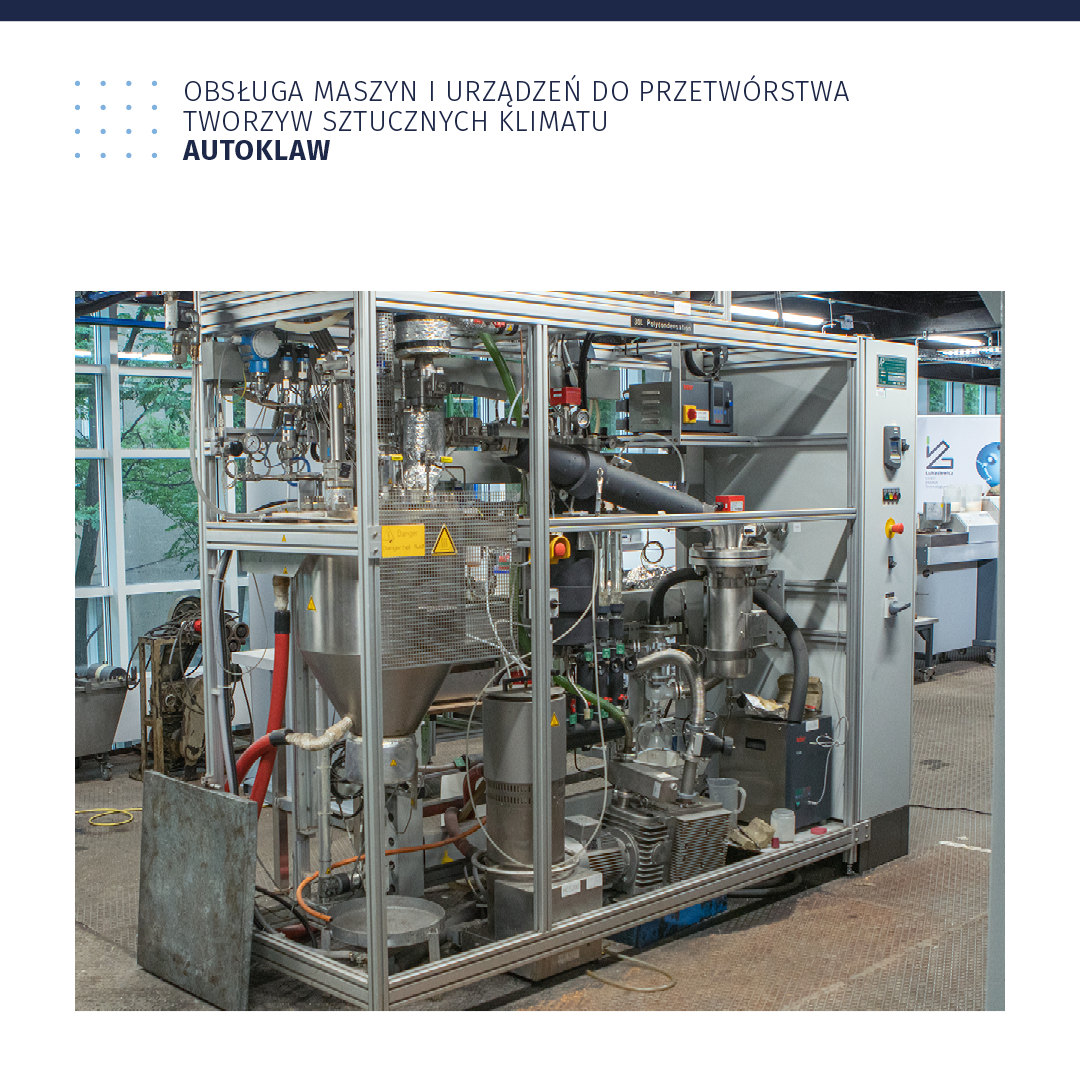 Ilustracja zatytułowana: Obsługa maszyn i urządzeń do przetwórstwa tworzyw sztucznych klimatu. Autoklaw. Ilustracja przedstawia kompleks urządzeń, między innymi rur, pojemników, otoczonych stalową konstrukcją w postaci szafy.