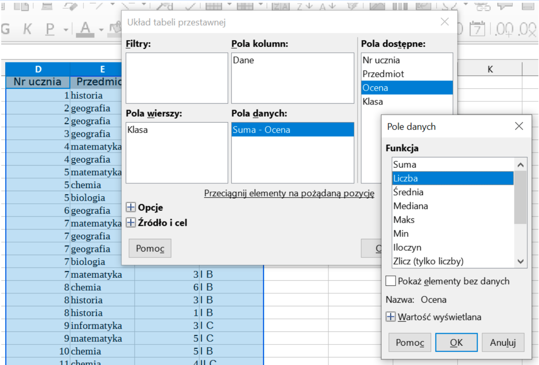 Grafika przedstawia obszar roboczy arkusza z dwoma otwartymi na jego tle oknami dialogowymi. Okno pierwsze to Układ tabeli przestawnej. Zaznaczone są w nim Pola danych, Suma – Ocena oraz Pola dostępne, Ocena. Drugie otwarte okno dialogowe to Pole danych. Zaznaczona jest Funkcja Liczba. Na dole okna znajdują się trzy przyciski: Pomoc, OK, Anuluj.