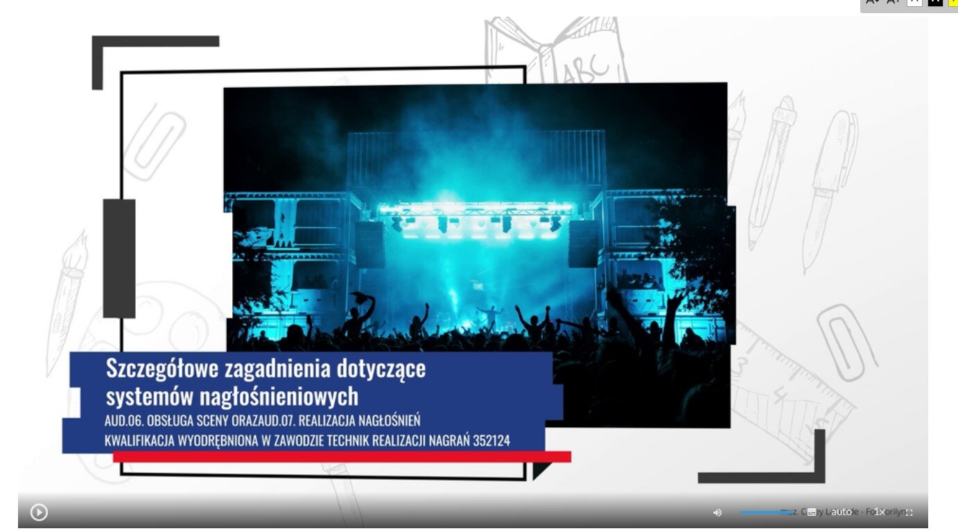 Grafika przedstawia widok ujęcia początkowego filmu instruktażowego zatytułowanego Szczegółowe zagadnienia dotyczące systemów nagłośnieniowych. Na grafice widać pasek sterowania filmem, który zawiera przycisk startu film, suwak głośności filmu, przycisk włączenia napisów, przycisk wyboru jakości odtwarzanego filmu, przycisk wyboru prędkości odtwarzania filmu oraz przycisk włączenia pełnego ekranu. 