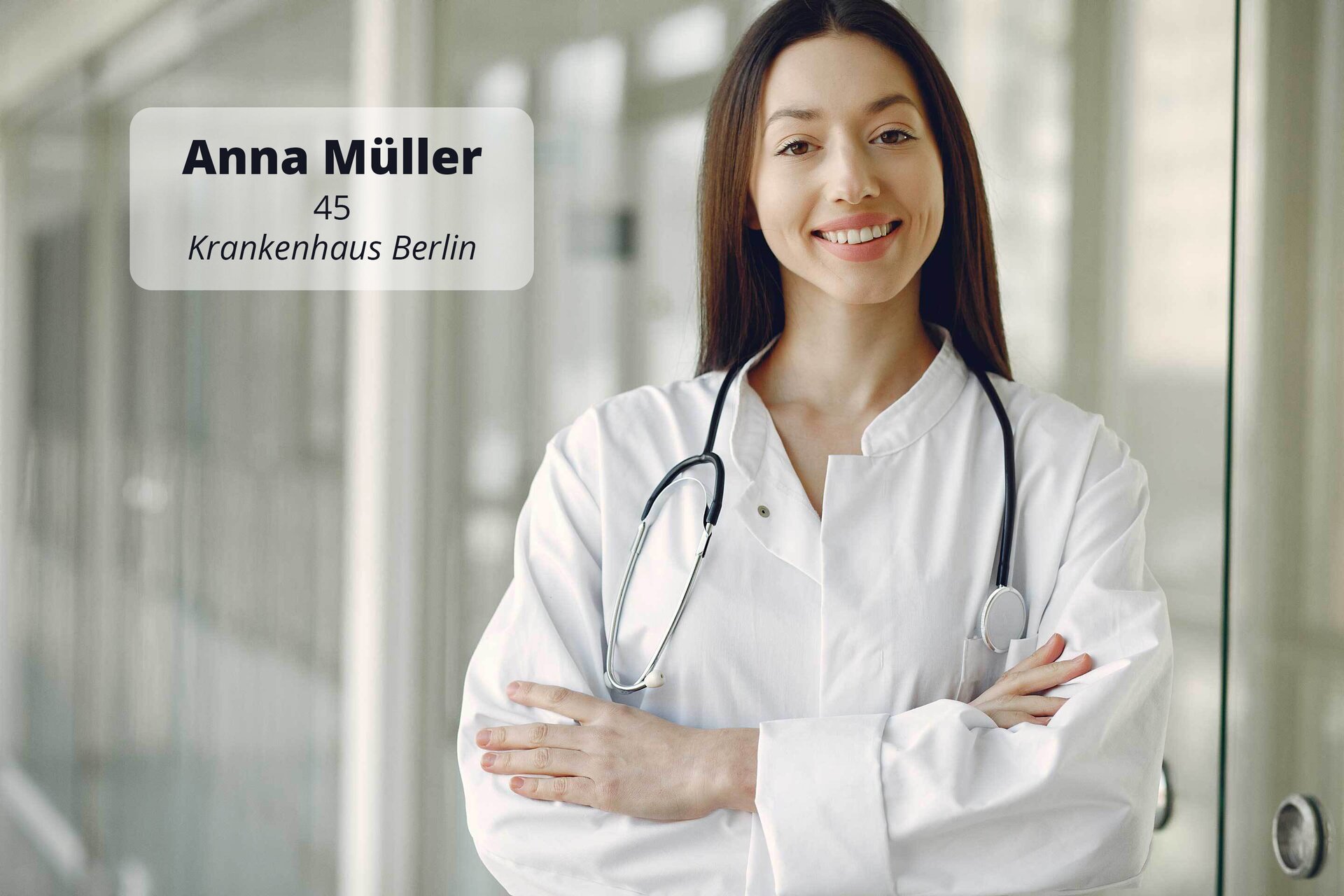 Na zdjęciu widoczna jest młoda kobieta ubrana w biały fartuch medyczny. Jej zawód jest sugerowany przez przewieszony na szyi stetoskop.
