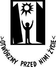 Logo PSONI; grafika w kształcie prostokąta, z obrazem otwierających się drzwi i sylwetką osoby wychodzącej z ciemności ku słońcu, z napisem: „Otwórzmy przed nimi życie”.