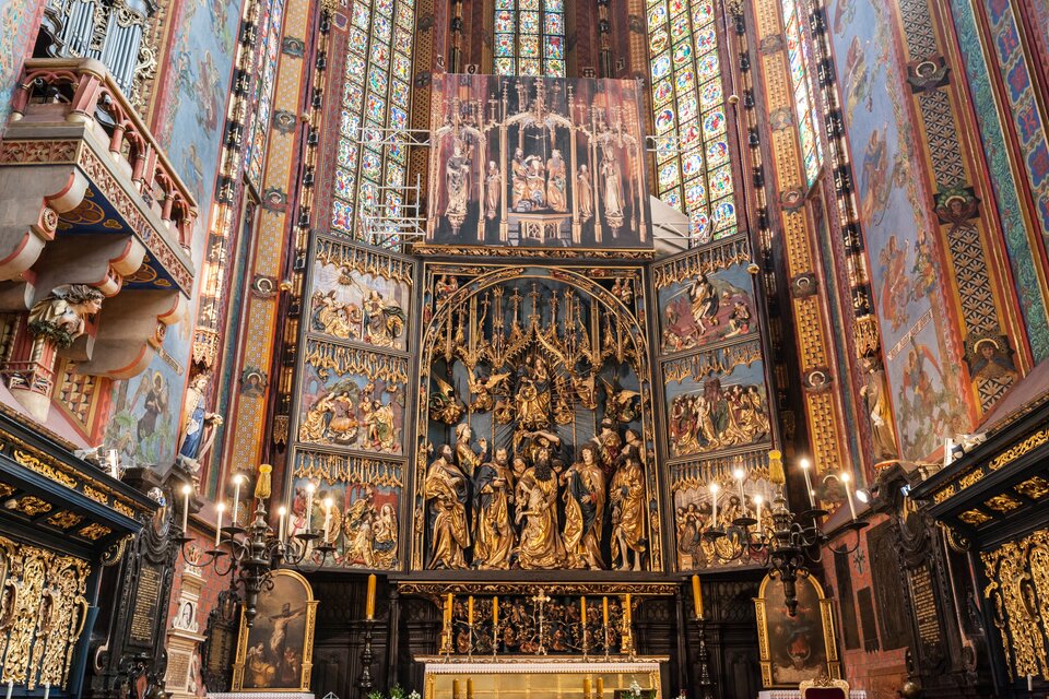 Ilustracja przedstawia Ołtarz Wita Stwosza w Kościele Mariackim w Krakowie. Podstawę Ołtarza stanowi przedstawienie drzewa genealogicznego Chrystusa i Maryi. Szafę nastawy zdobią cztery skrzydła, z których dwa (zewnętrzne) są nieruchome. Otwarta szafa obrazuje tajemnice Radości Maryi - od Zwiastowania do Zesłania Ducha Świętego - na skrzydłach, z wielką plastyczną sceną Zaśnięcia Maryi Panny w otoczeniu Apostołów - w centrum, Wniebowzięciem i Koronacją w asyście św. Wojciecha i św. Stanisława - powyżej.
