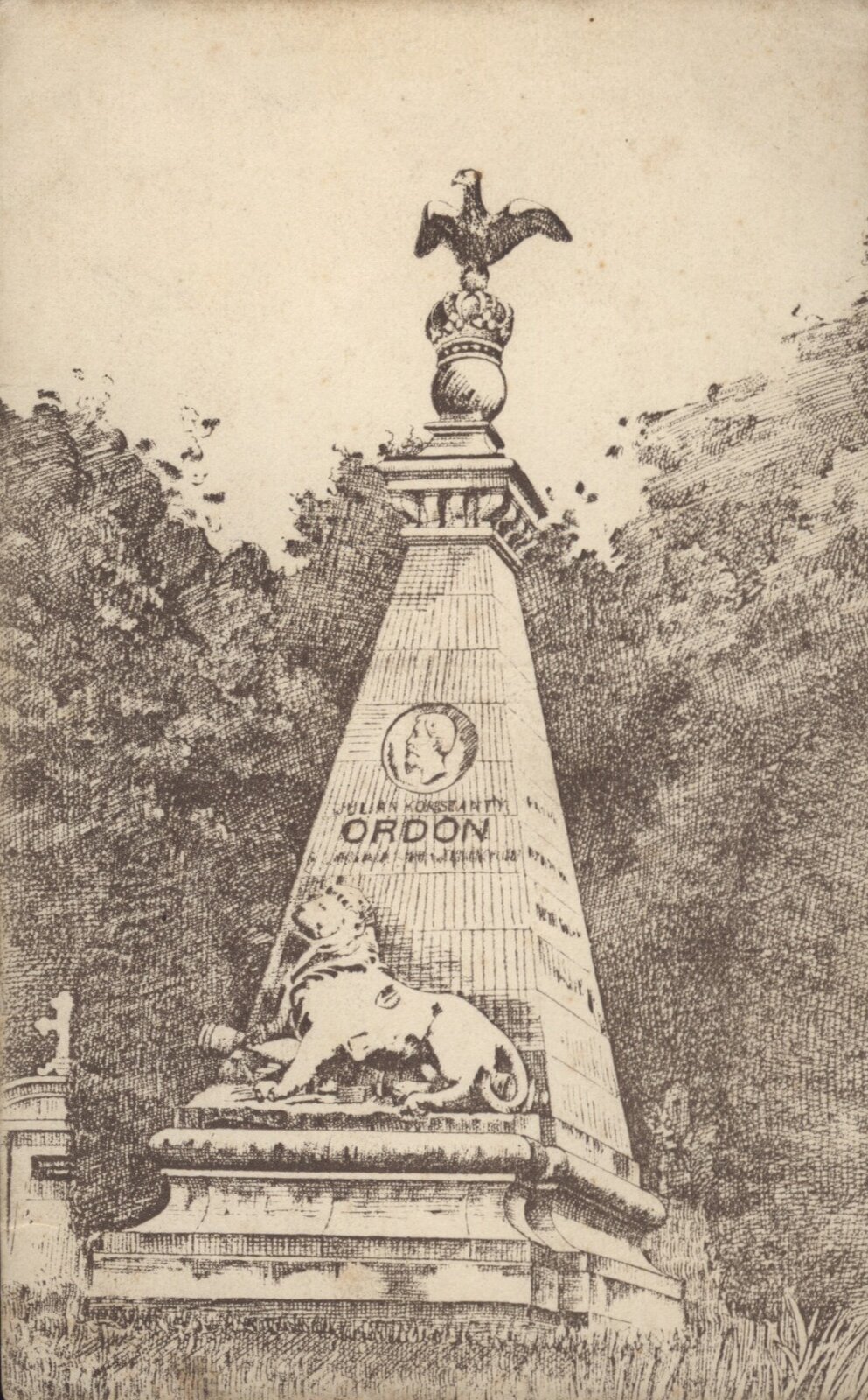 Ilustracja w sepii przedstawia pomnik o kształcie wysokiego obelisku zwieńczonego ozdobnym rzeźbieniem. Na szczycie znajduje się kula z koroną, na na niej siedzi orzeł z częściowo rozpostartymi skrzydłami. U podstawy obelisku stoi lew. W połowie jego wysokości widnieje płaskorzeźba z ujętą z profilu podobizną mężczyzny, a pod nią widnieje napis: Julian Konstanty ORDON. Pod spodem i na bocznej ścianie obelisku napis jest nieczytelny. Pomnik stoi na tle drzew, u jego podnóża rośnie trawa.