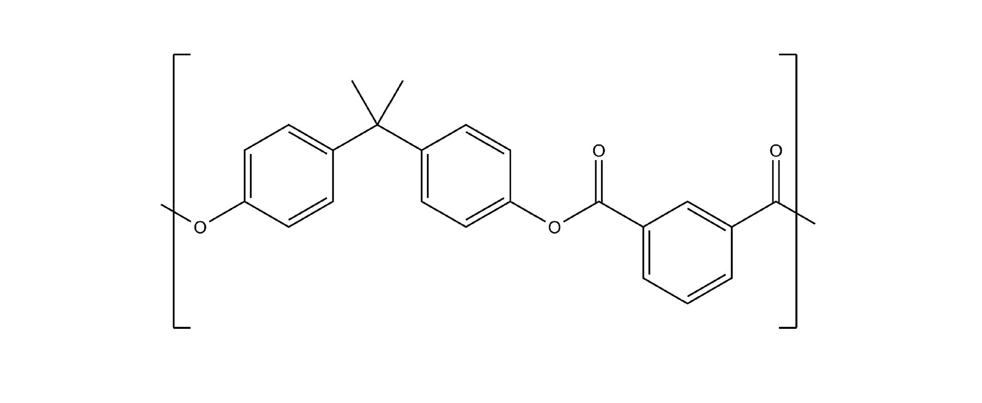 Ilustracja przedstawiająca mer związku o strukturze w nawiasie kwadratowym atom tlenu, którego jedno z wiązań wychodzi poza nawias, zaś drugie łączy go z pierścieniem fenylowym, który w pozycji czwartej względem wspomnianego atomu tlenu łączy się z atomem węgla podstawionym dwiema grupami metylowymi CH3 oraz z pierścieniem fenylowym podstawionym w pozycji czwartej względem atomu węgla atomem tlenu. Atom tlenu łączy się z atomem węgla, ten za pomocą wiązania podwójnego z atomem tlenu oraz za pomocą wiązania pojedynczego z pierścieniem fenylowym, podstawionym w pozycji trzeciej atomem węgla związanym za pomocą wiązania podwójnego z atomem tlenu. Jedno z wiązań ostatnio wspomnianego atomu węgla wychodzi poza nawias.